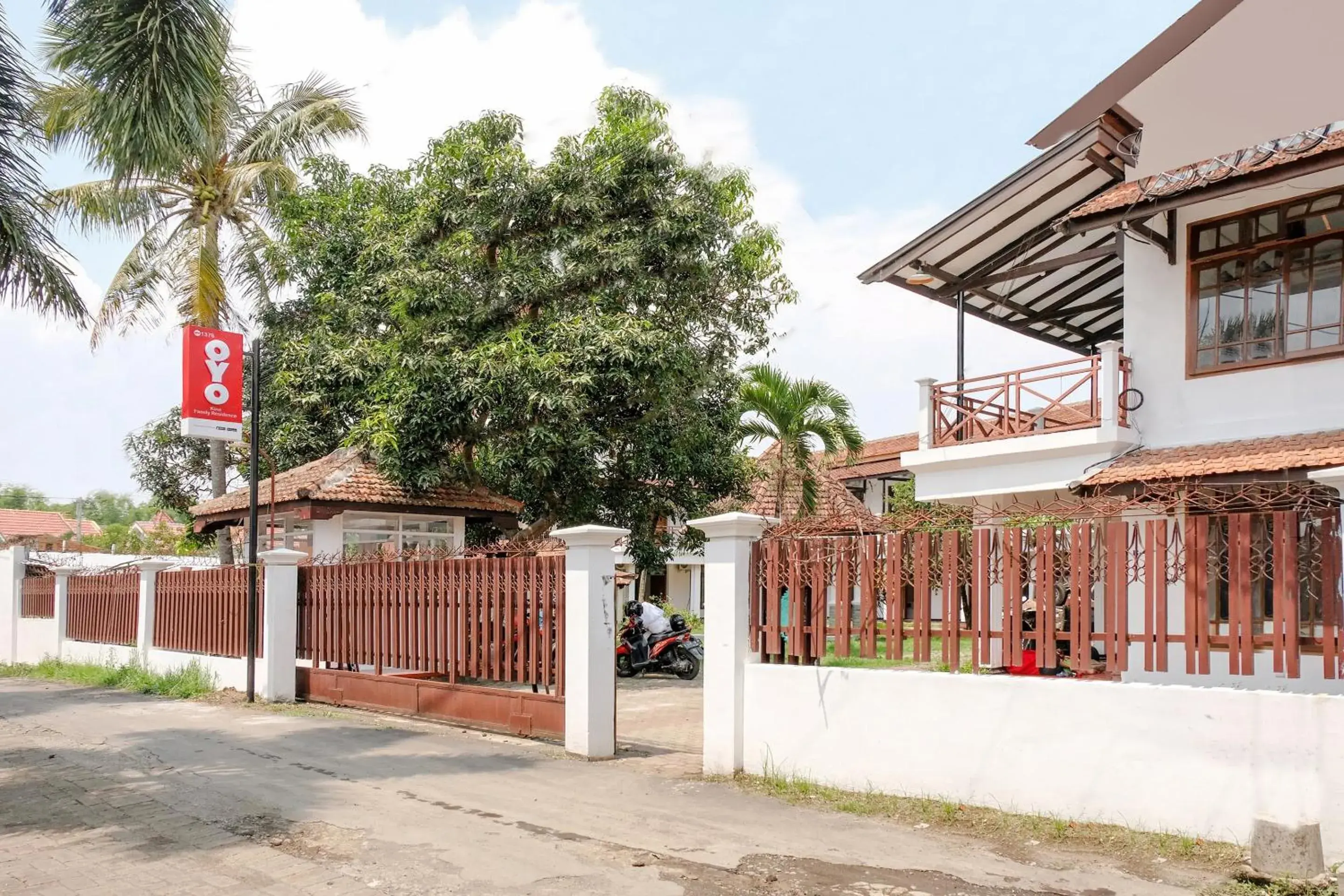 Facade/entrance in Hotel O Kina Family Residence Syariah Facade/entrance in Hotel O Kina Family Residence Syariah