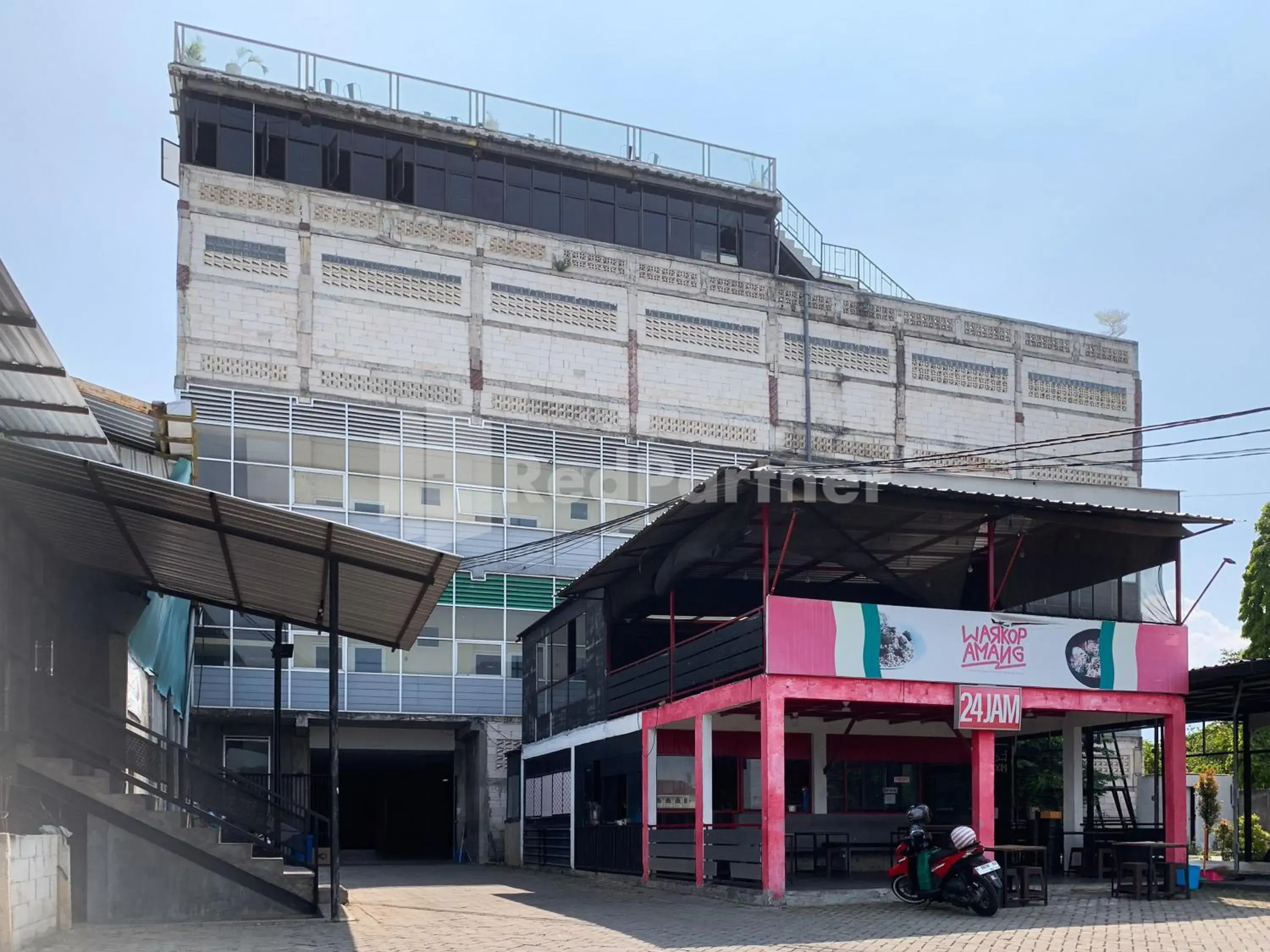 Facade/entrance in SM Guest House Malang Facade/entrance in SM Guest House Malang