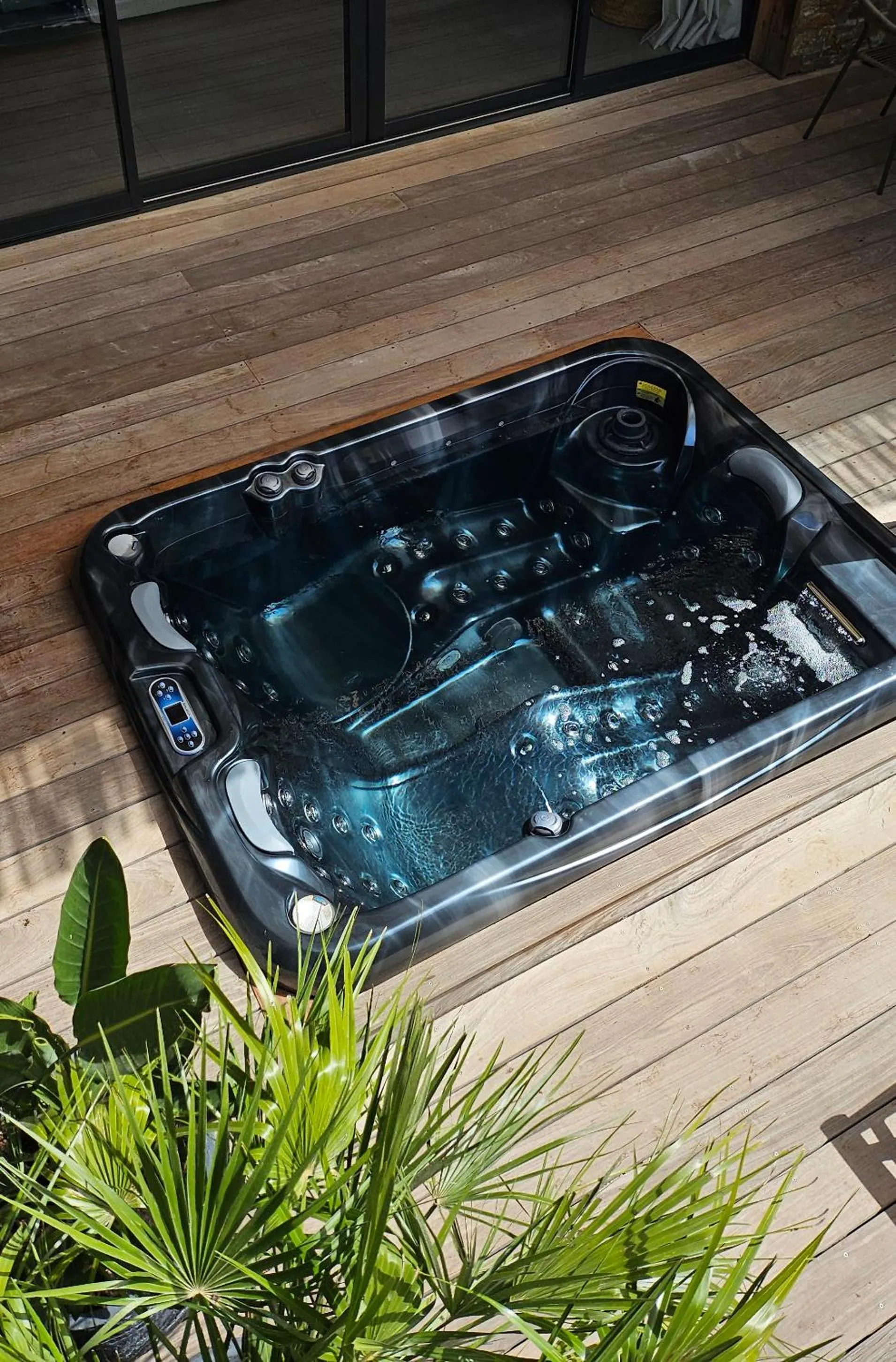 Hot Tub in Hôtel Les Suites Du Maquis