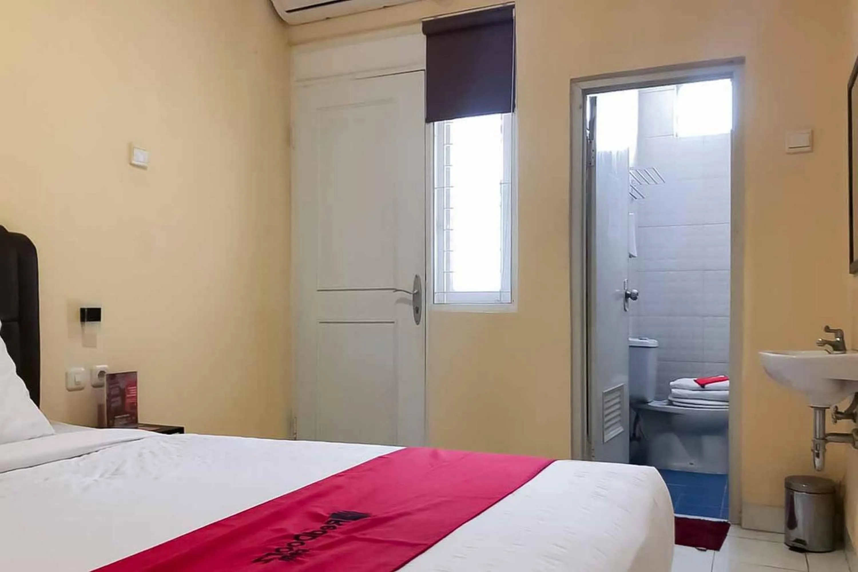 Bedroom, Bed in RedDoorz @ Pavilion Residence Cikarang