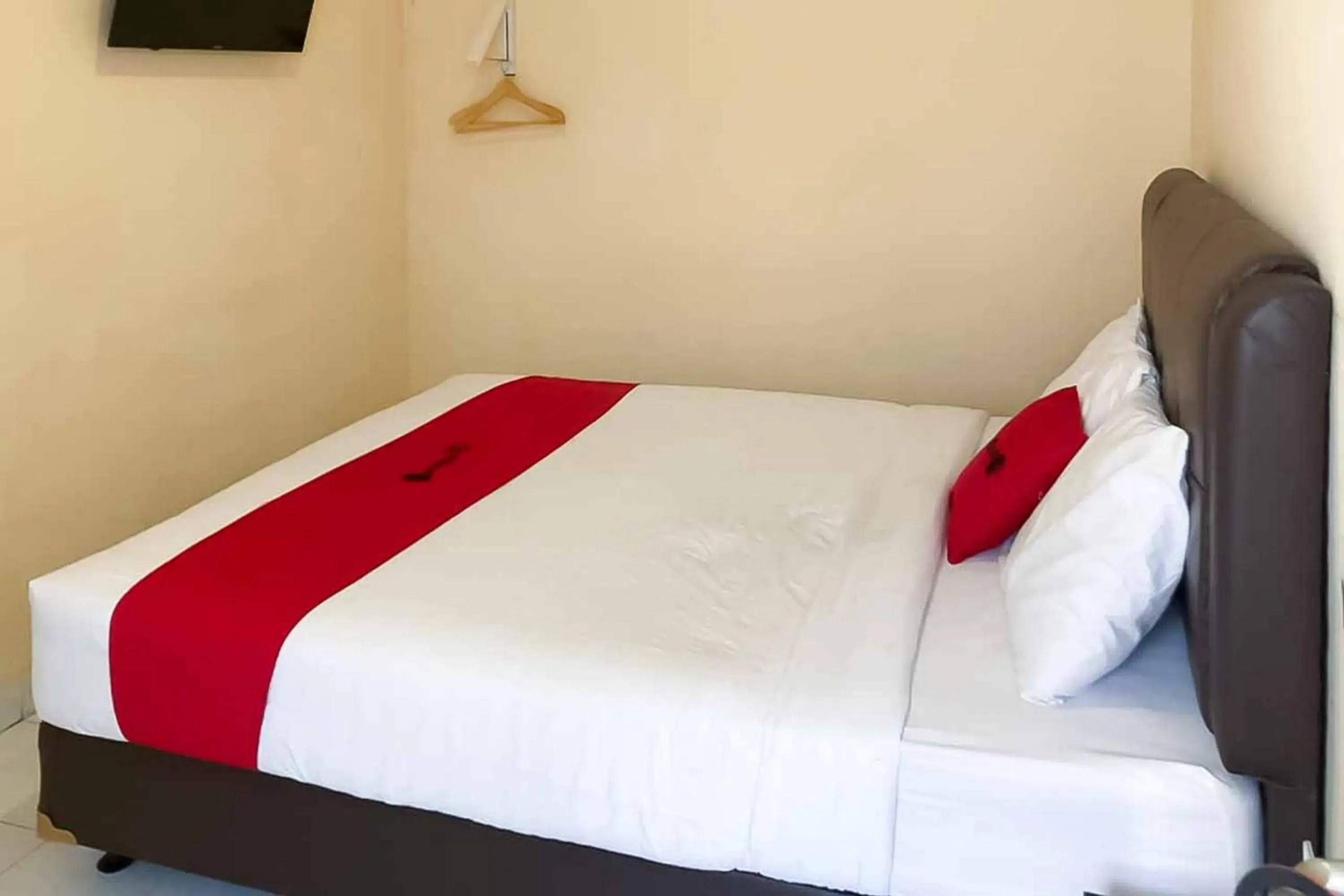 Bedroom, Bed in RedDoorz @ Pavilion Residence Cikarang Bedroom, Bed in RedDoorz @ Pavilion Residence Cikarang