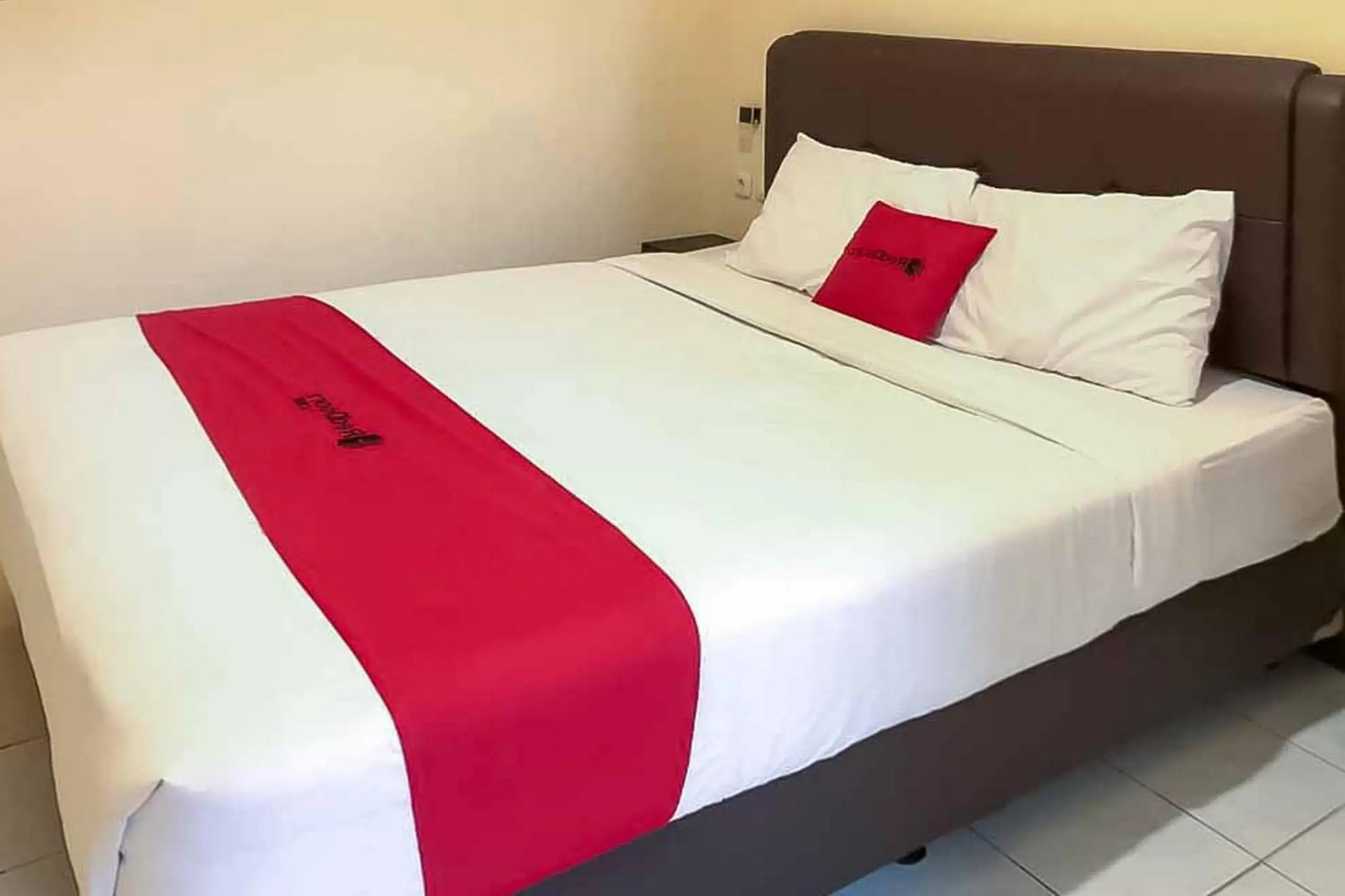 Bedroom, Bed in RedDoorz @ Pavilion Residence Cikarang Bedroom, Bed in RedDoorz @ Pavilion Residence Cikarang