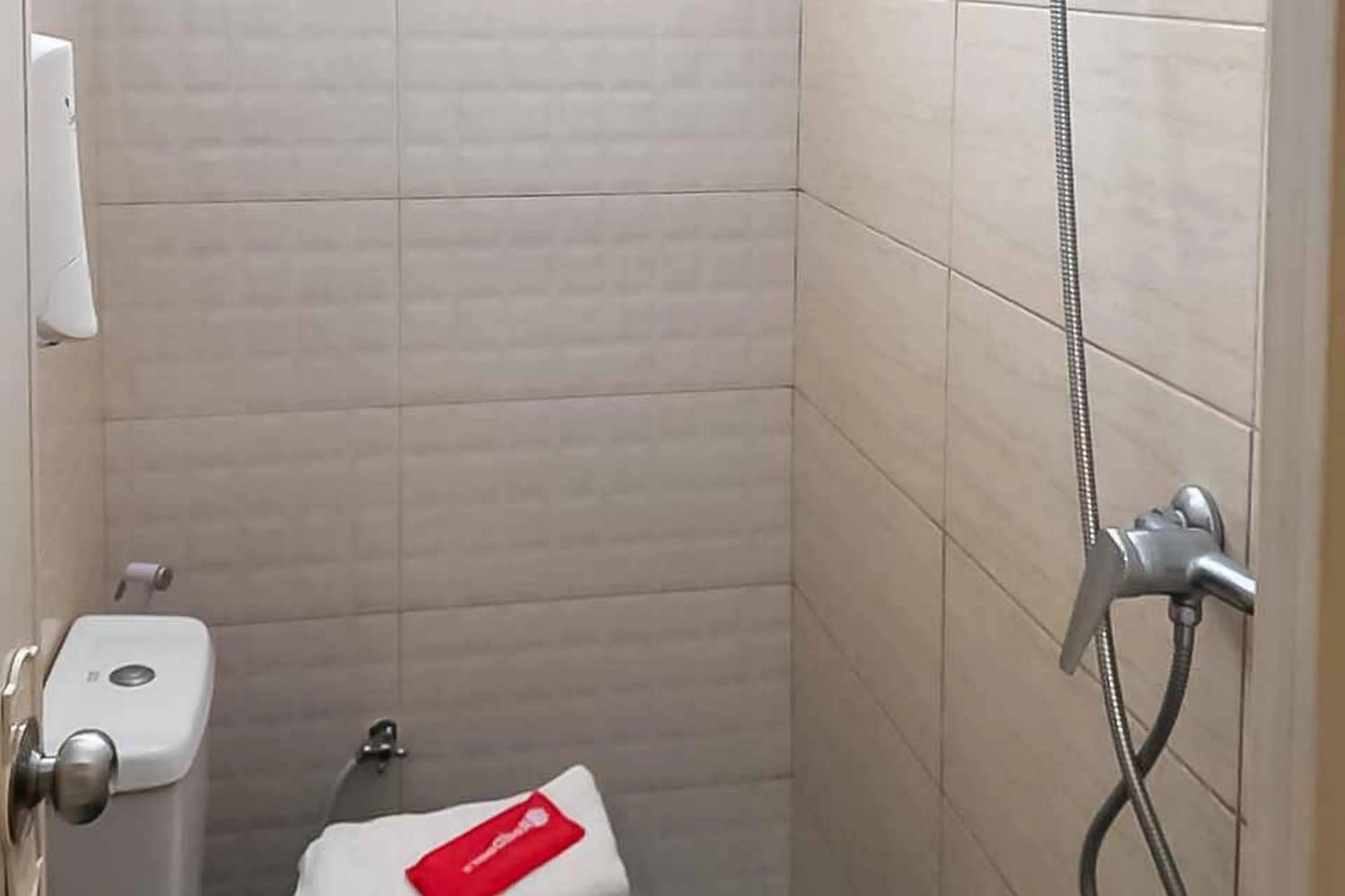 Bathroom in RedDoorz @ Pavilion Residence Cikarang