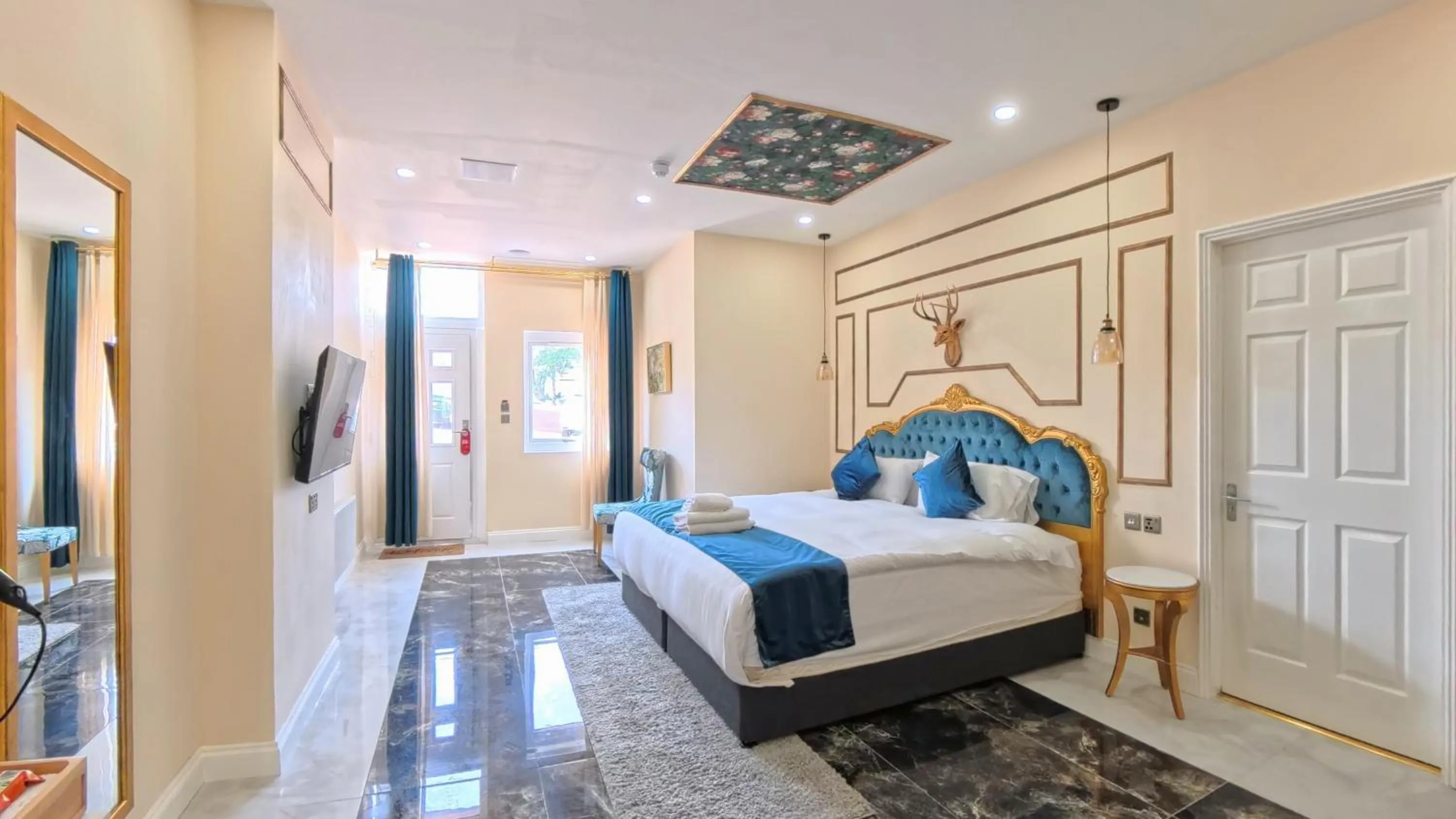 Photo of the whole room, Bed in Muthu Fort William Hotel