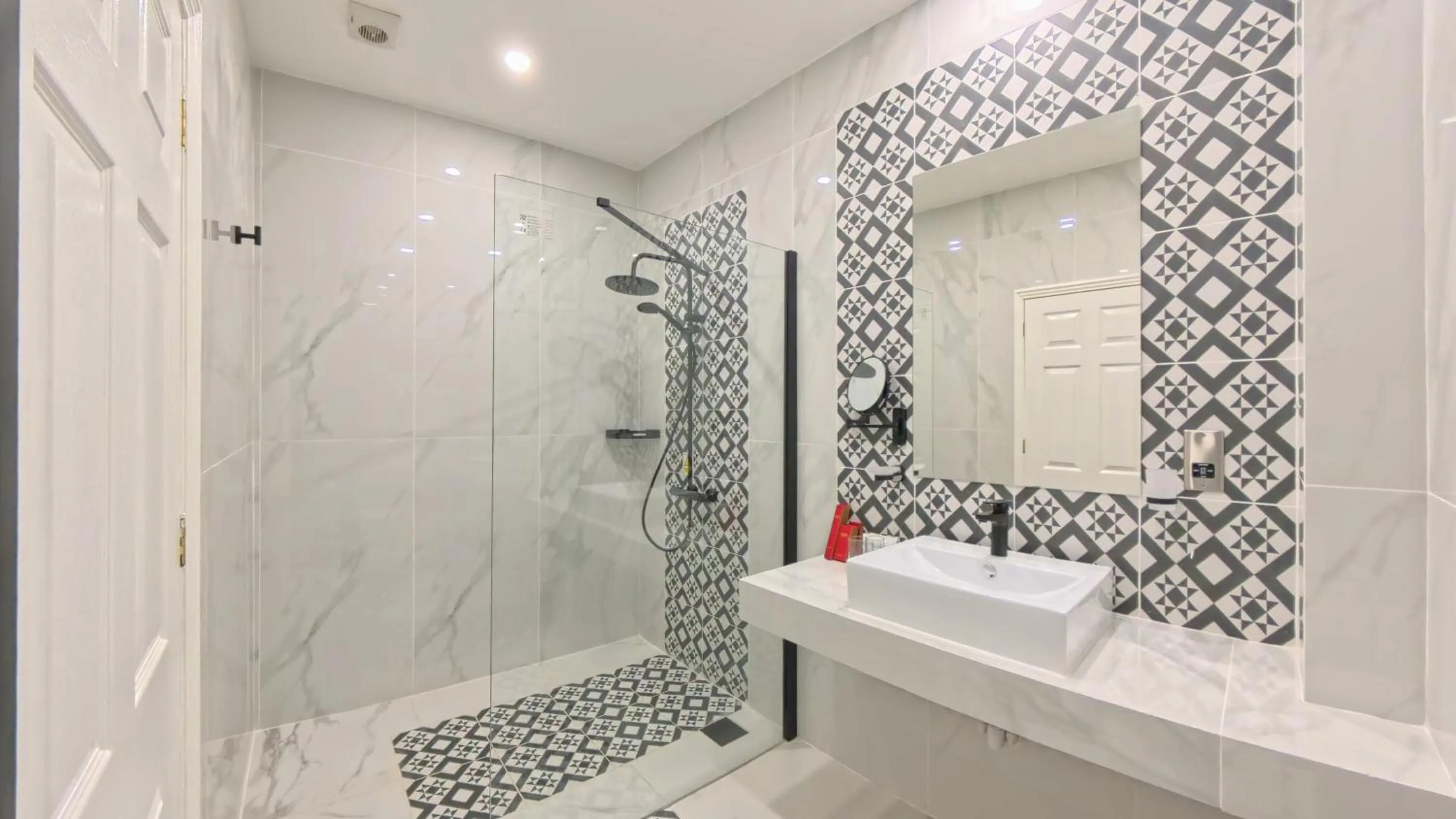 Shower in Muthu Fort William Hotel