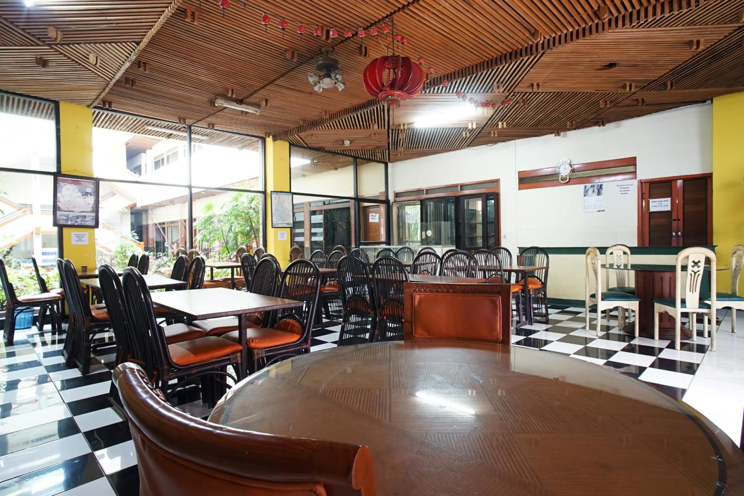 Restaurant/places to eat in Hotel Bandung Permai