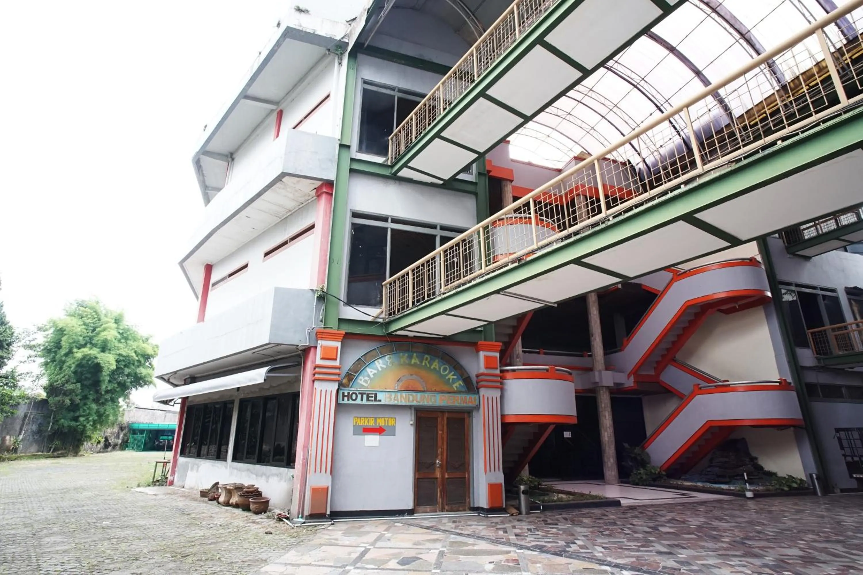 Facade/entrance in Hotel Bandung Permai