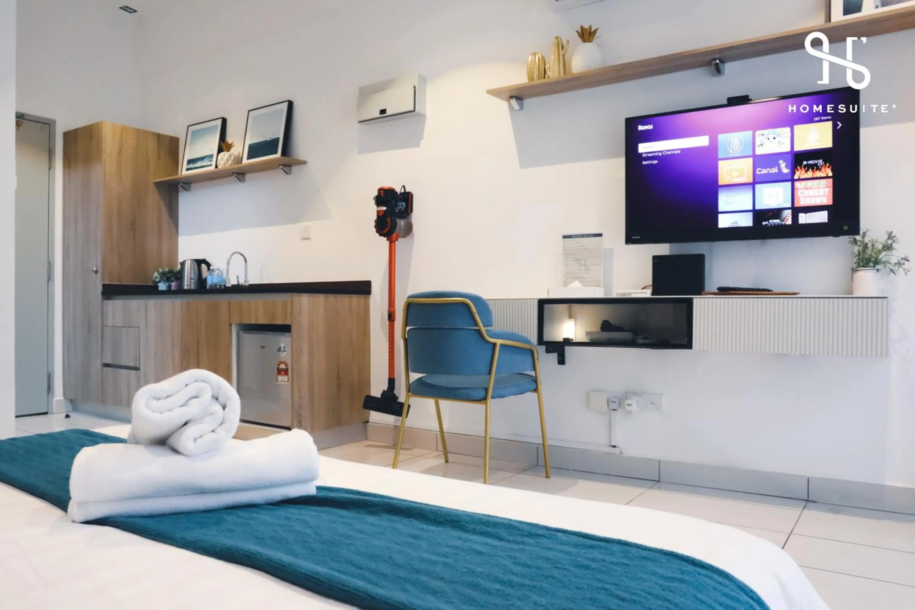 Kitchen or kitchenette, Bed in Homesuite' Home at Aeropod SOVO