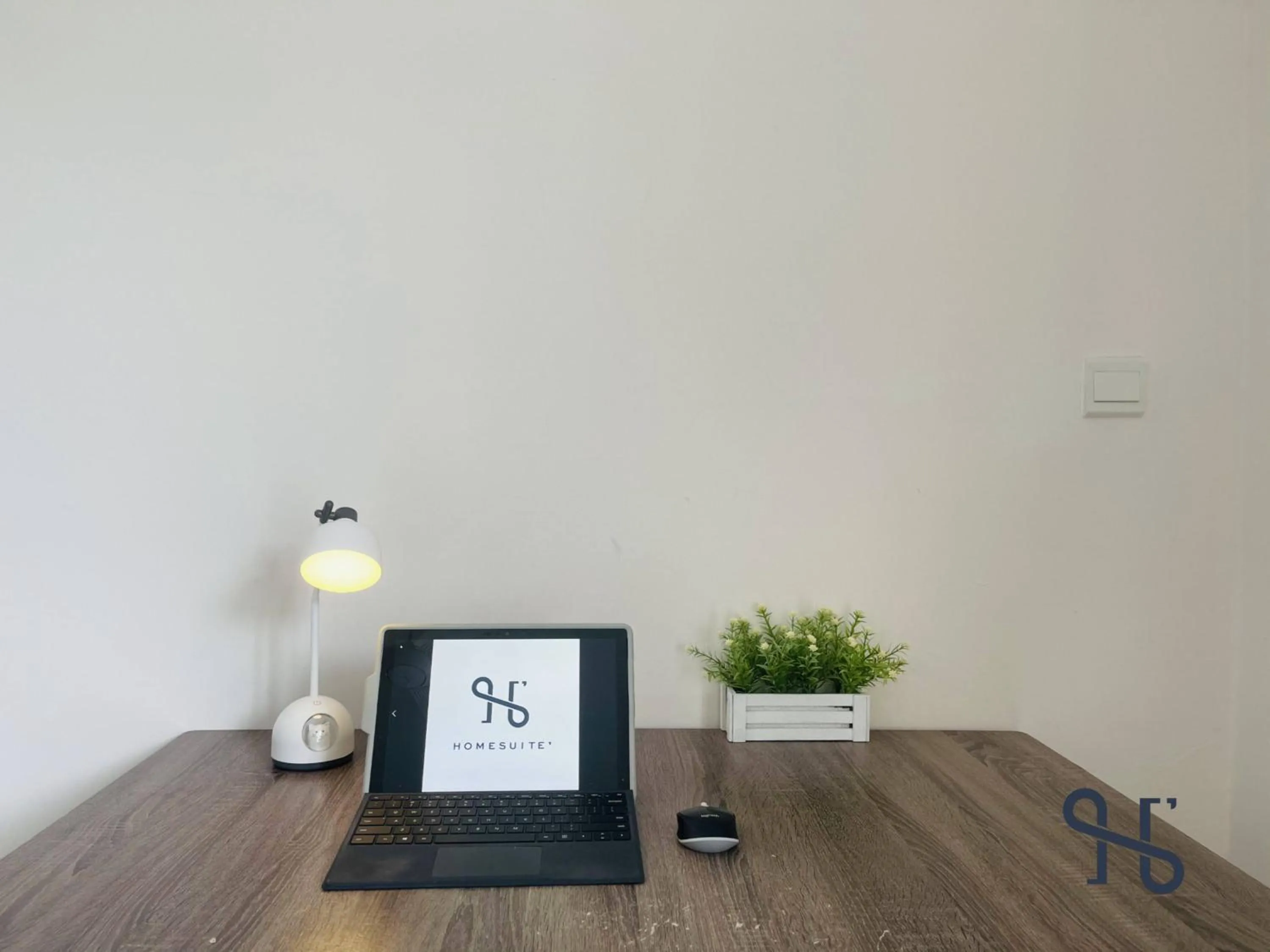 Seating area in Homesuite' Home at Aeropod SOVO