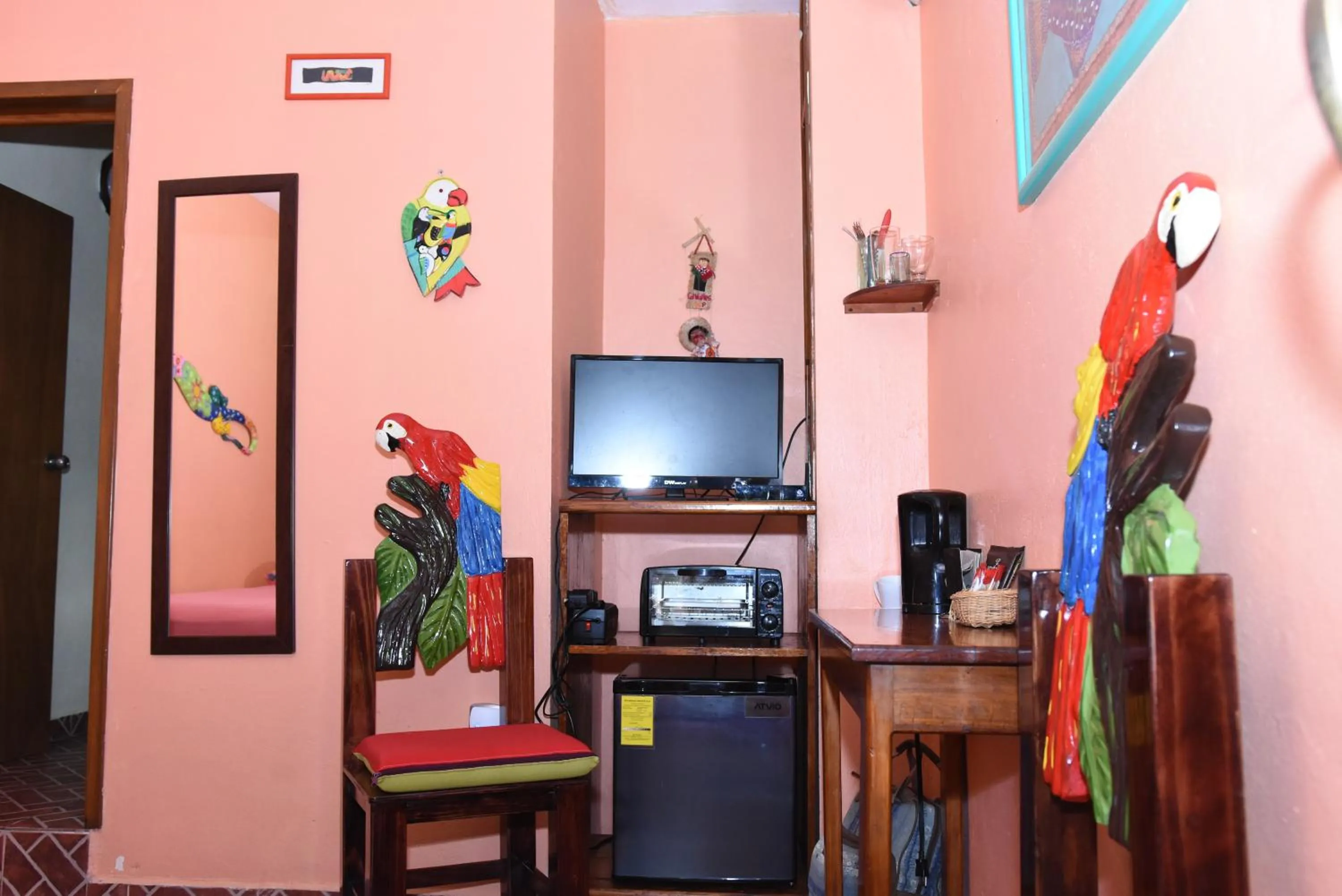 TV and multimedia in Cancun Guest House 1