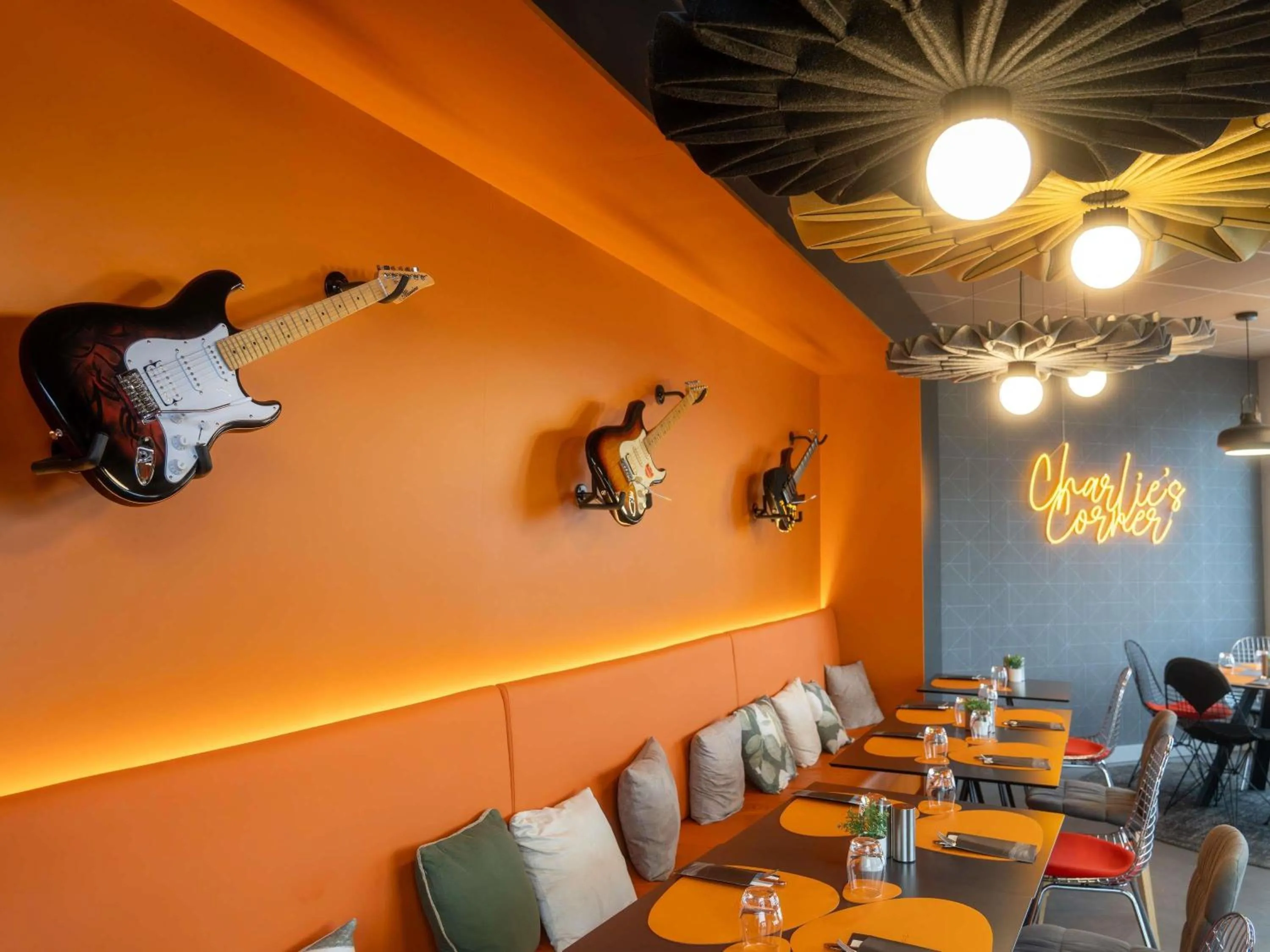 Lounge or bar in ibis Compiegne