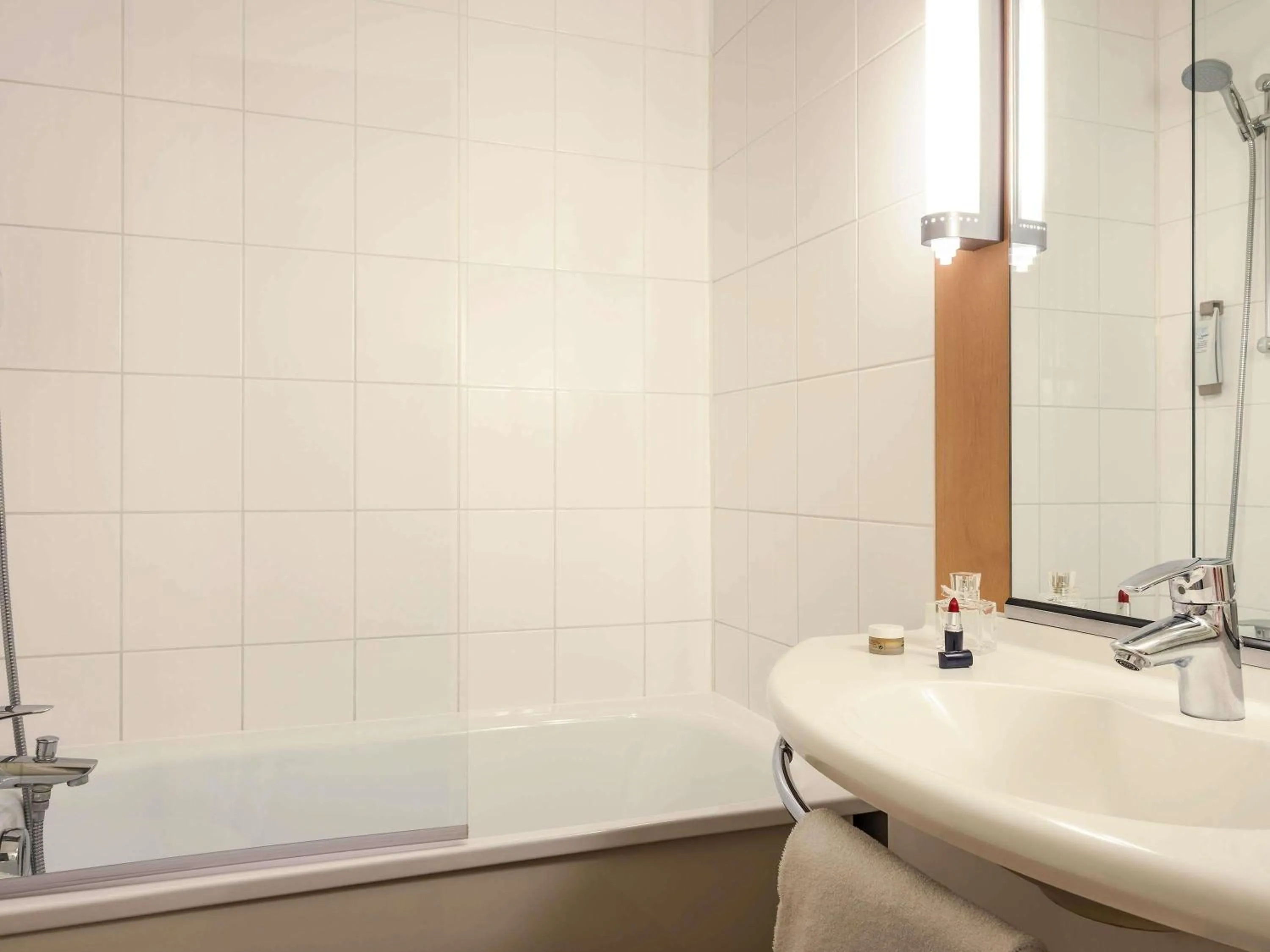 Bedroom in ibis Compiegne