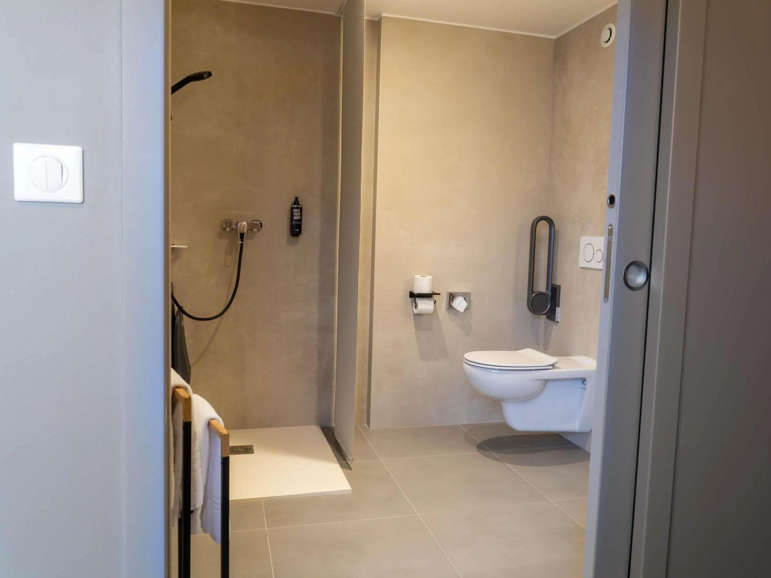 Bedroom in ibis Compiegne