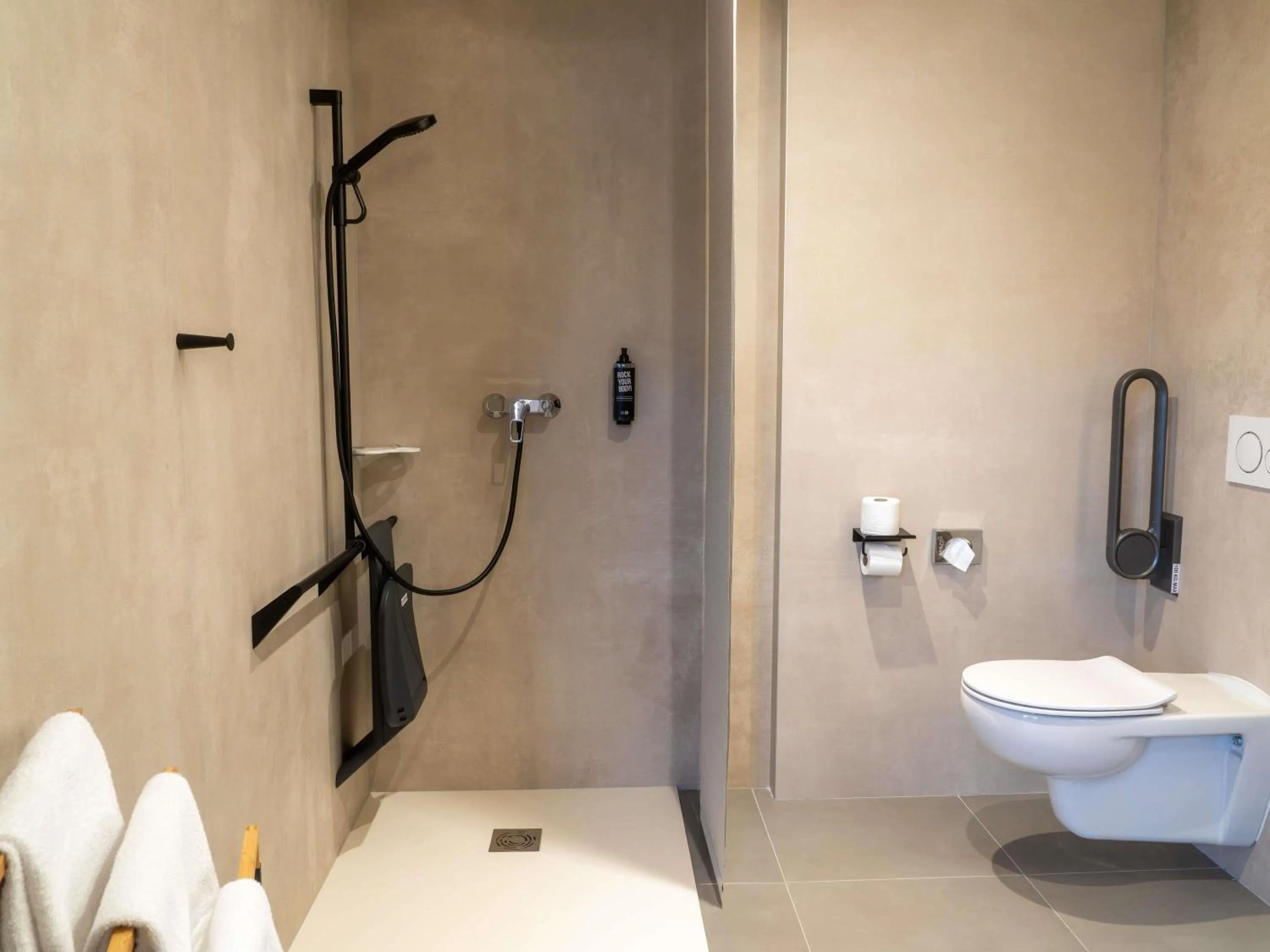 Bedroom in ibis Compiegne