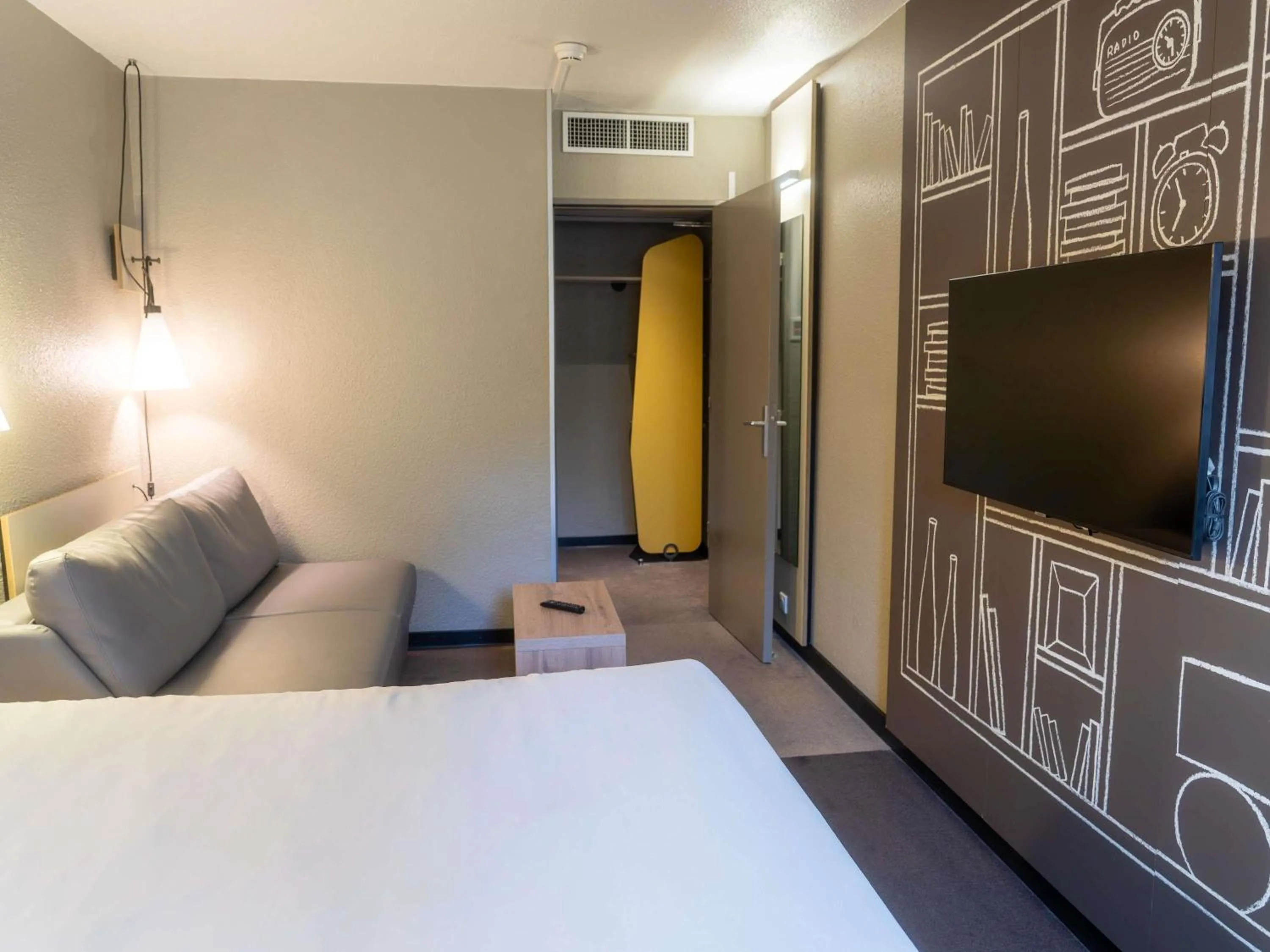 Bedroom, Bed in ibis Compiegne