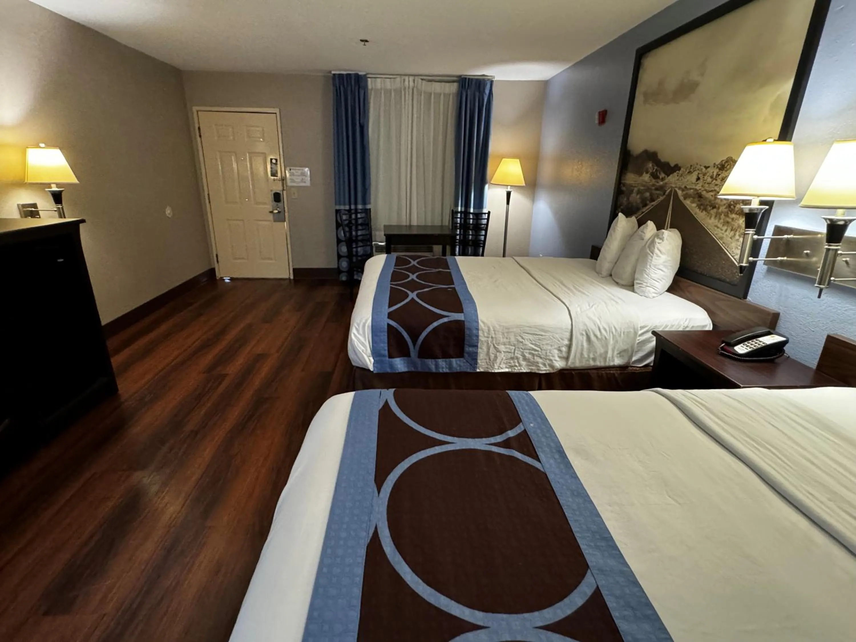 Photo of the whole room in Super 8 by Wyndham Houston Webster NASA