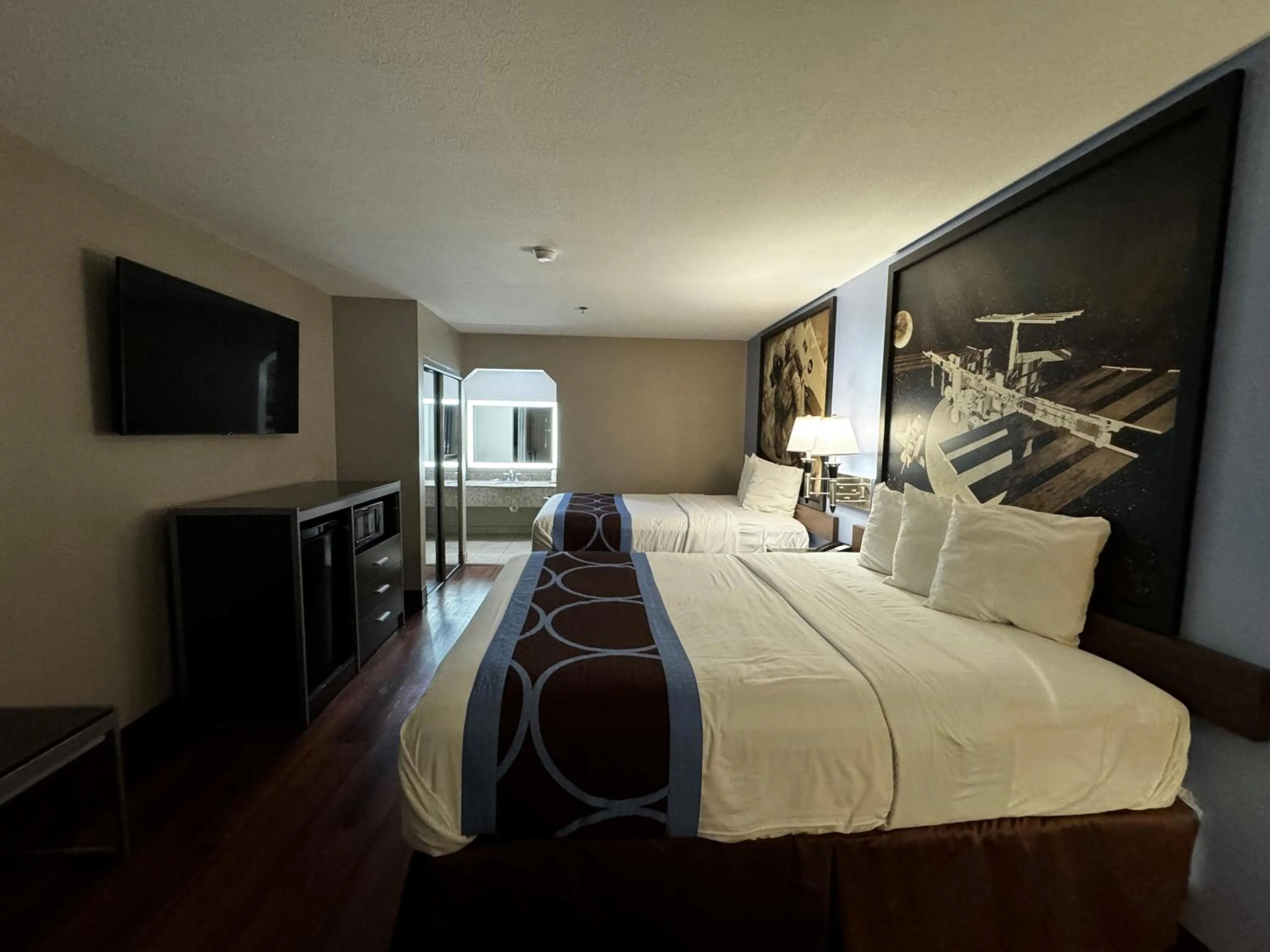 Photo of the whole room in Super 8 by Wyndham Houston Webster NASA