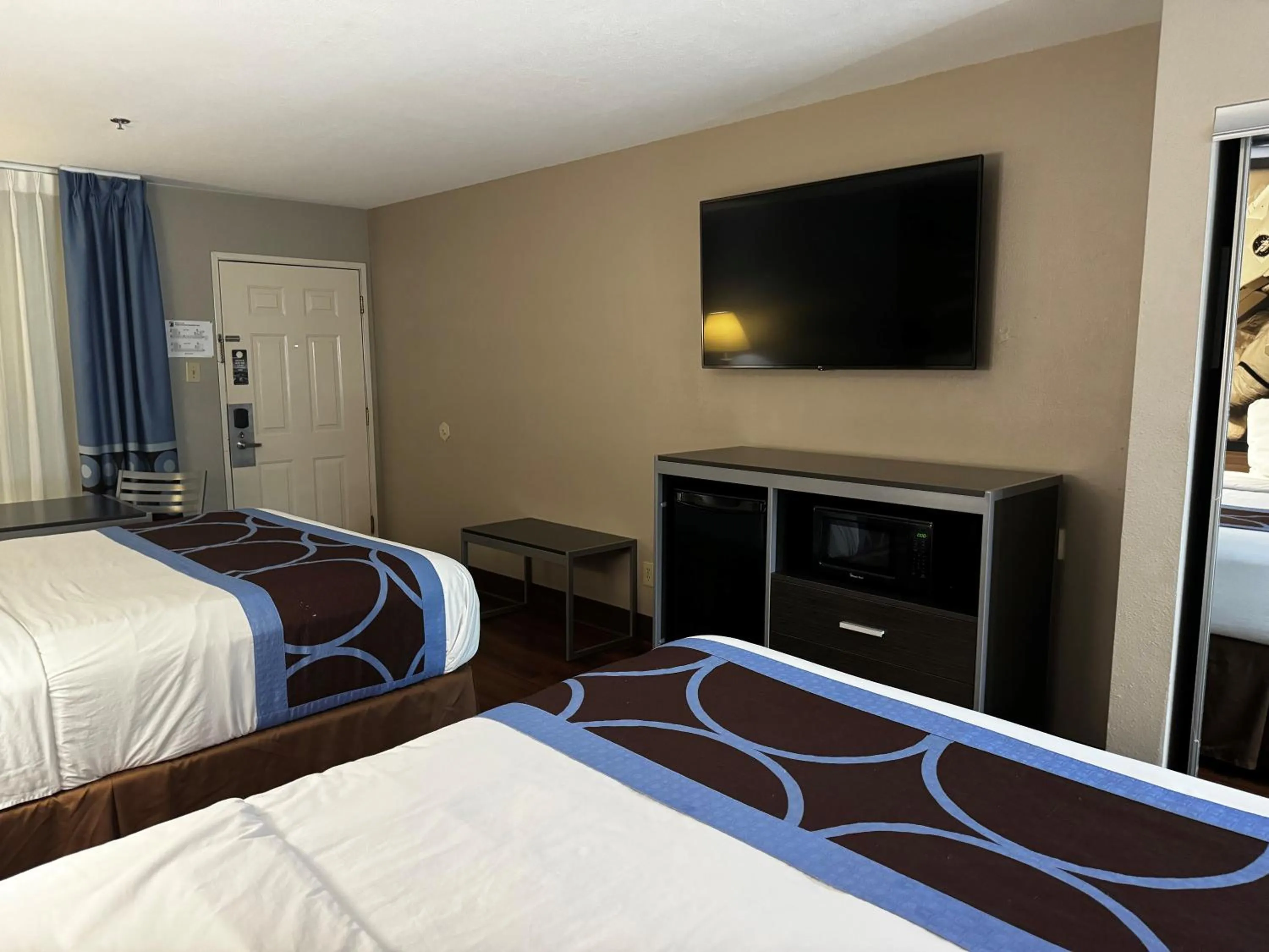 TV and multimedia in Super 8 by Wyndham Houston Webster NASA