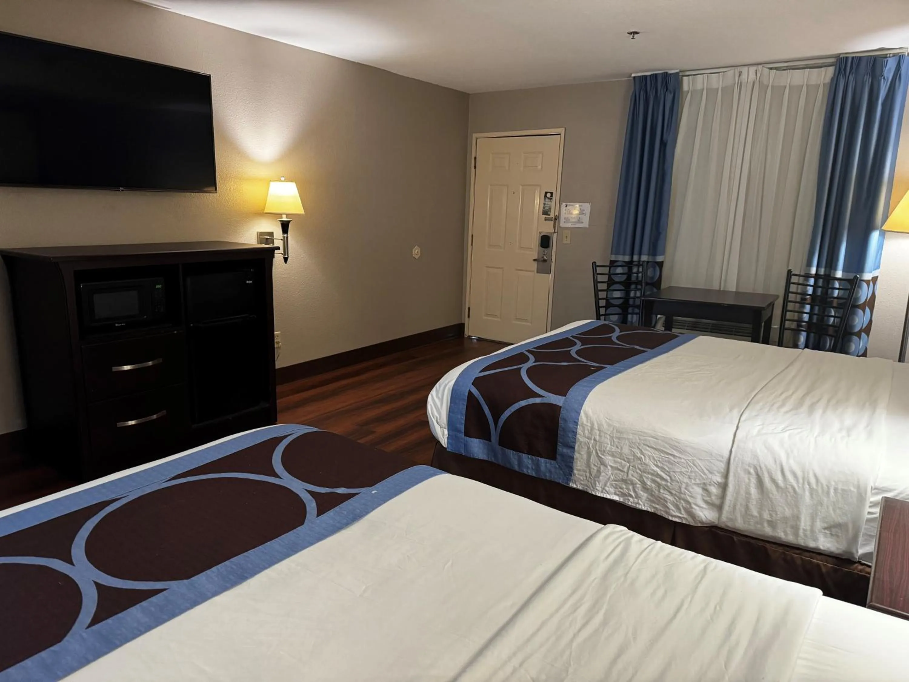 Photo of the whole room in Super 8 by Wyndham Houston Webster NASA