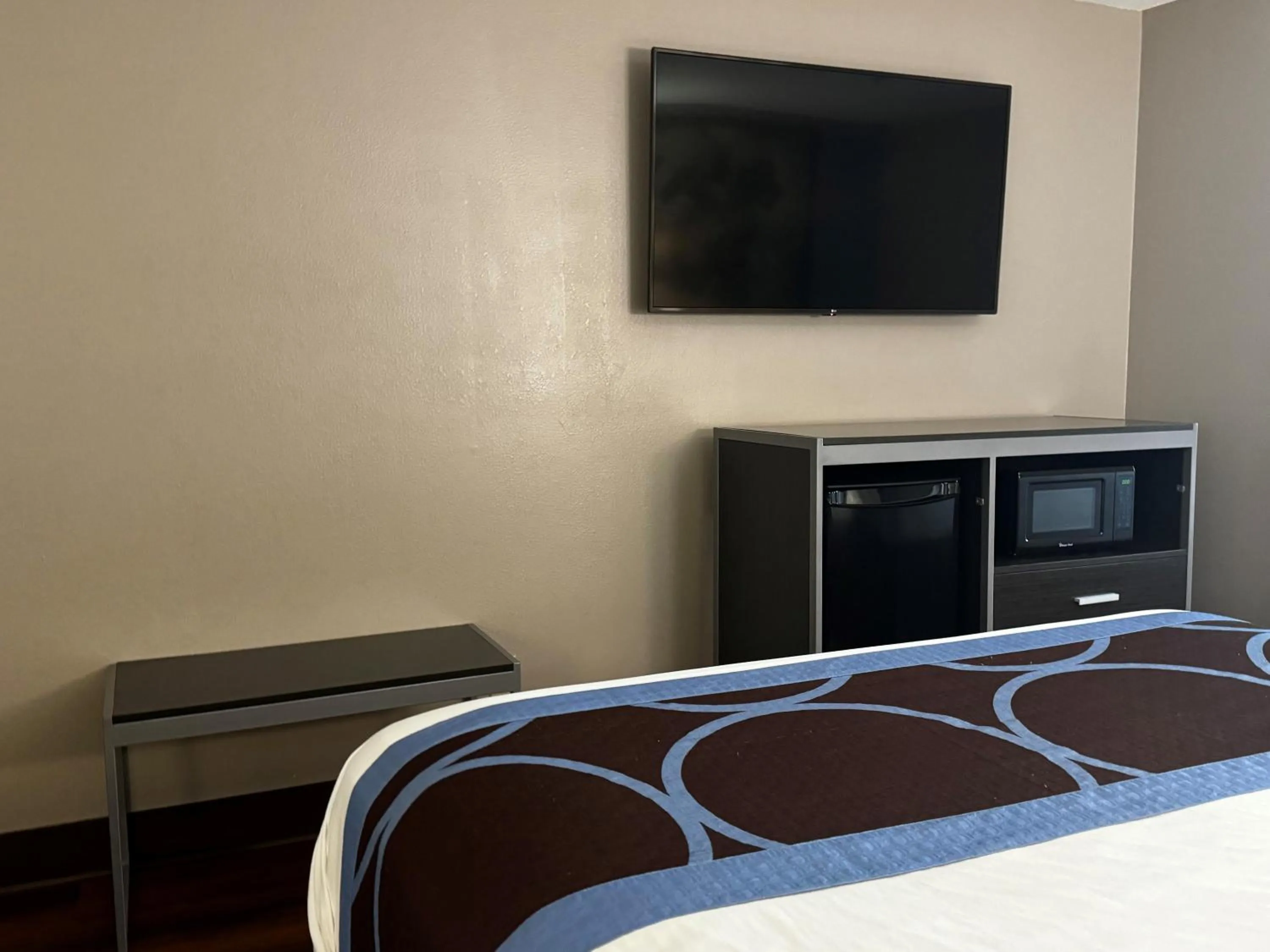 TV and multimedia in Super 8 by Wyndham Houston Webster NASA