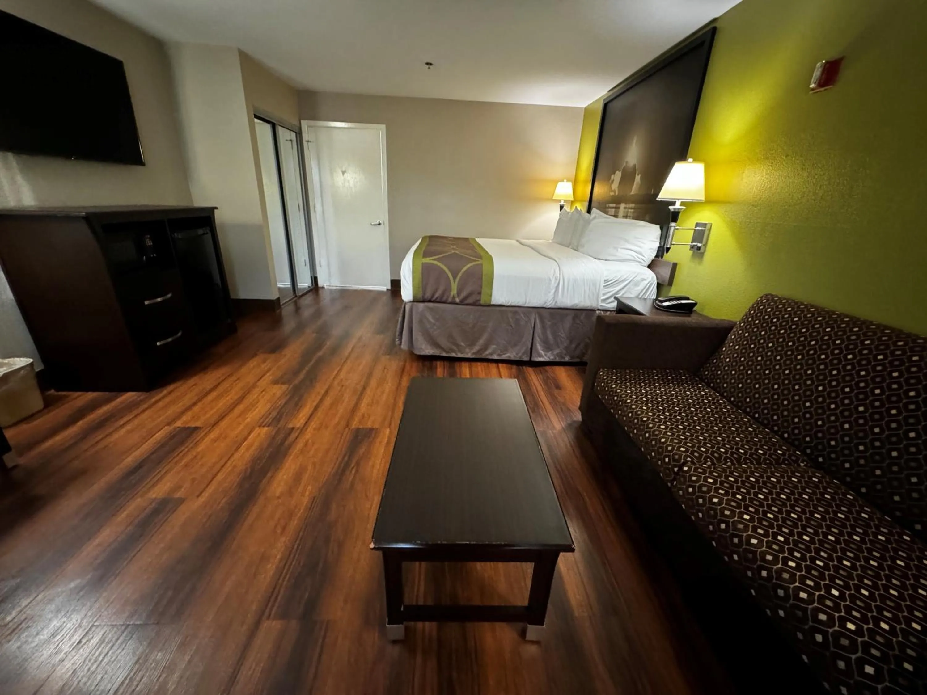 Photo of the whole room in Super 8 by Wyndham Houston Webster NASA