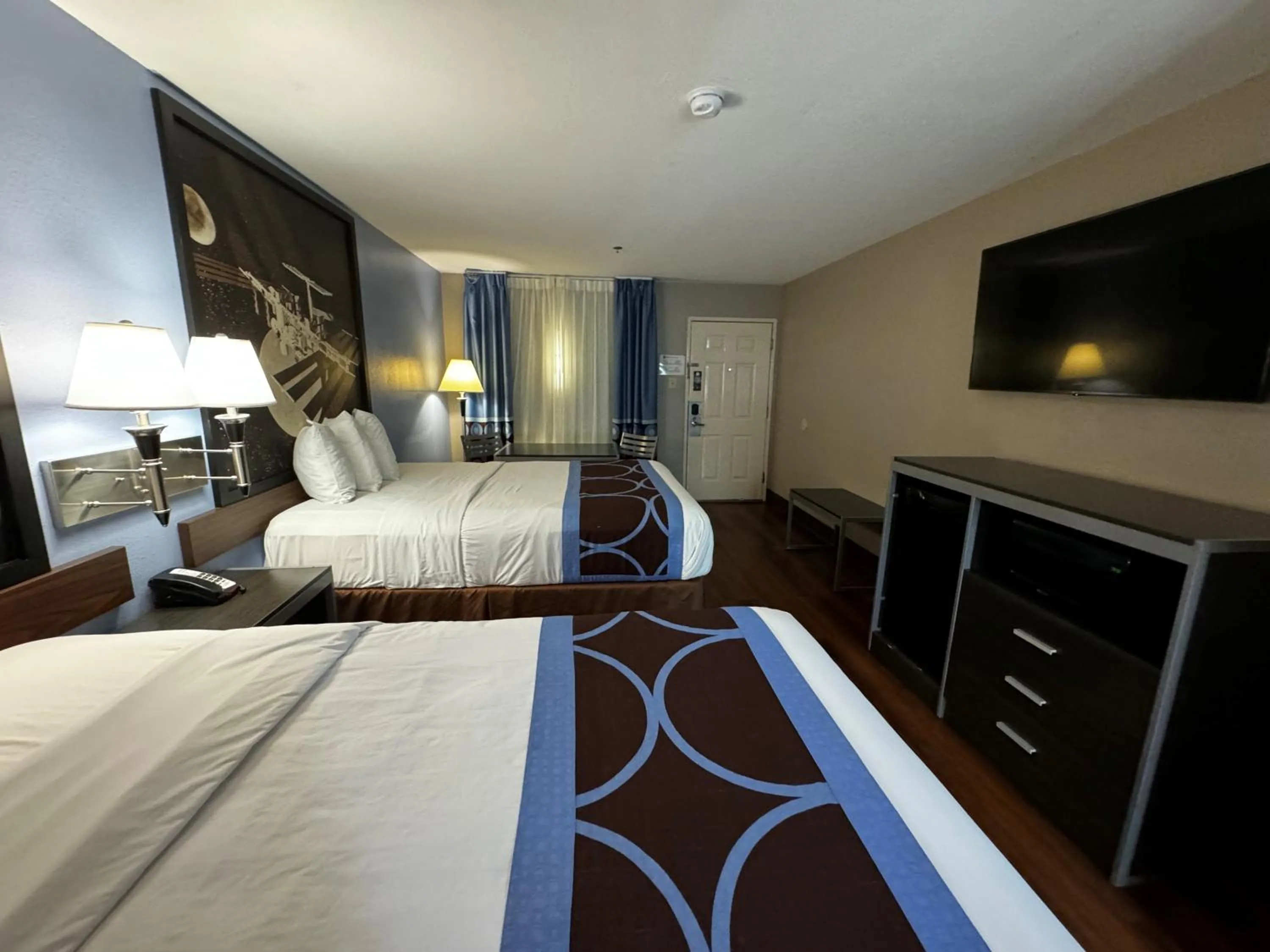 Photo of the whole room in Super 8 by Wyndham Houston Webster NASA