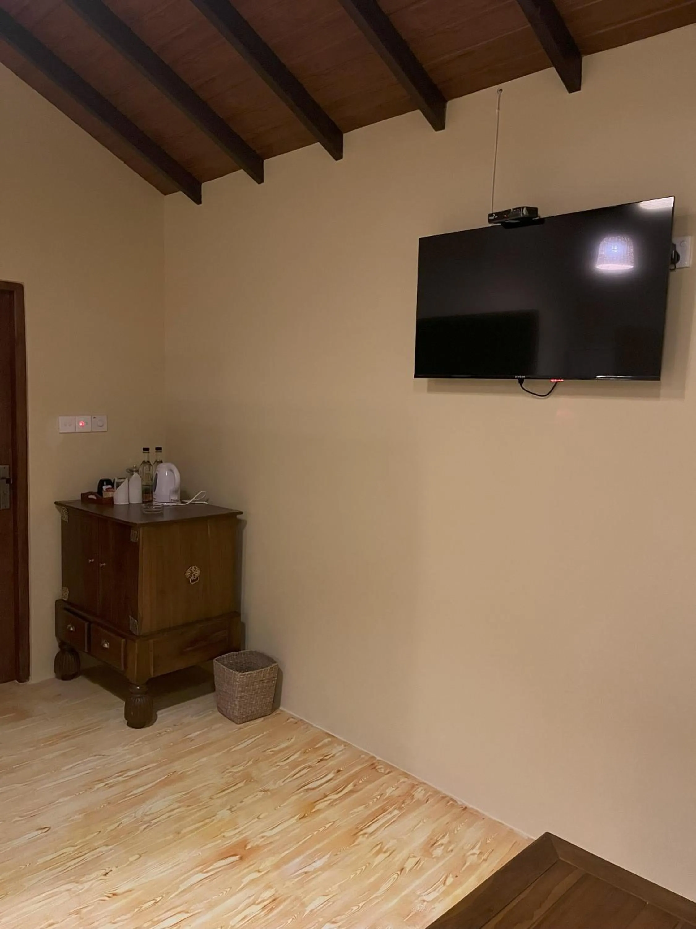 TV and multimedia in Cloud Nine Lanka Resort Wilpattu