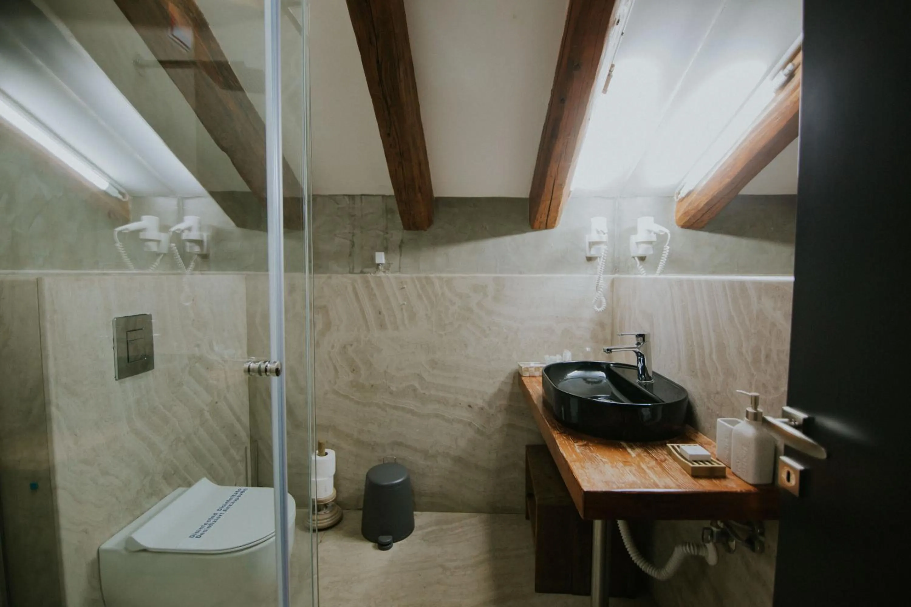 Shower in Dim's Hotel & Restaurant