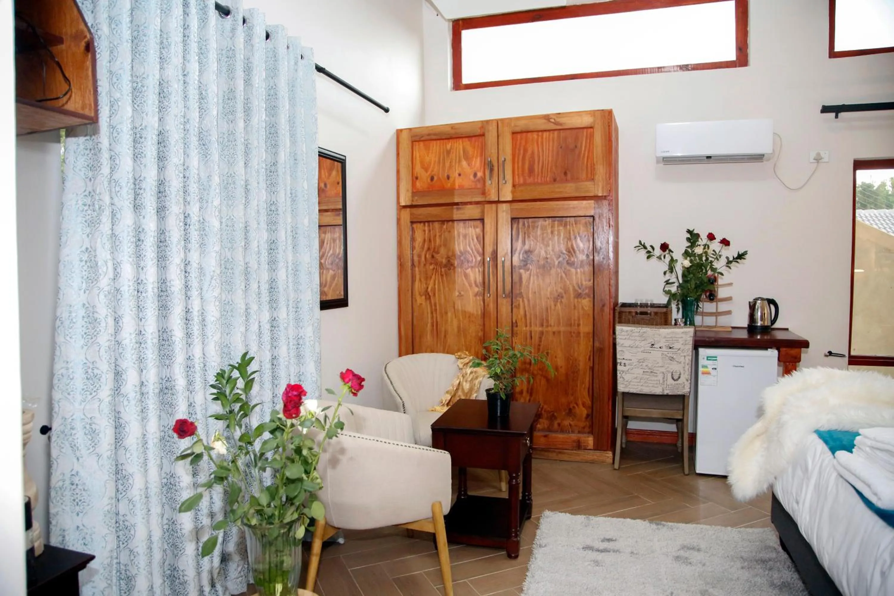 Seating area, Bed in Travetel OR Tambo Airport