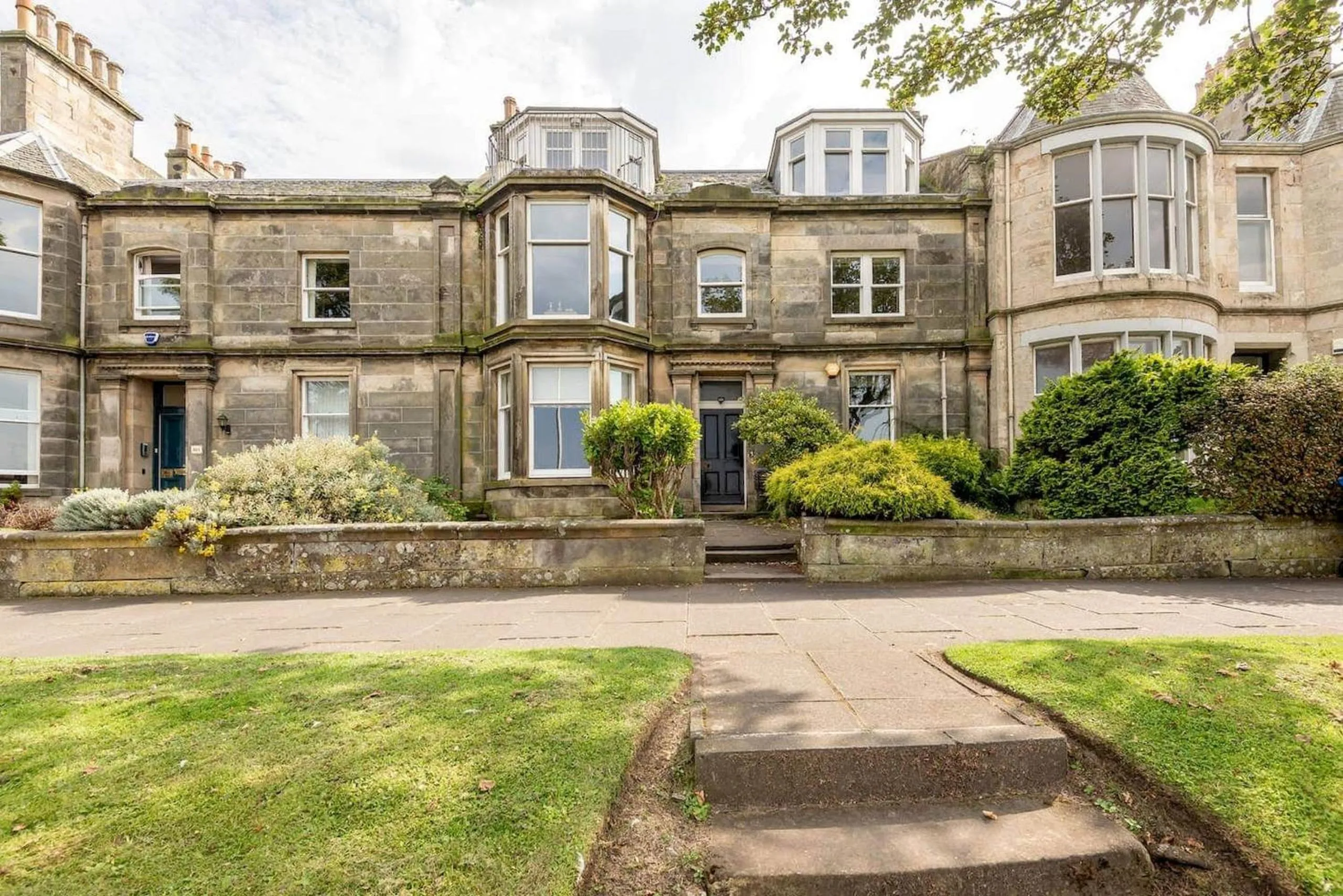 Property building in Gillespie Apartments - Spectacular Penthouse