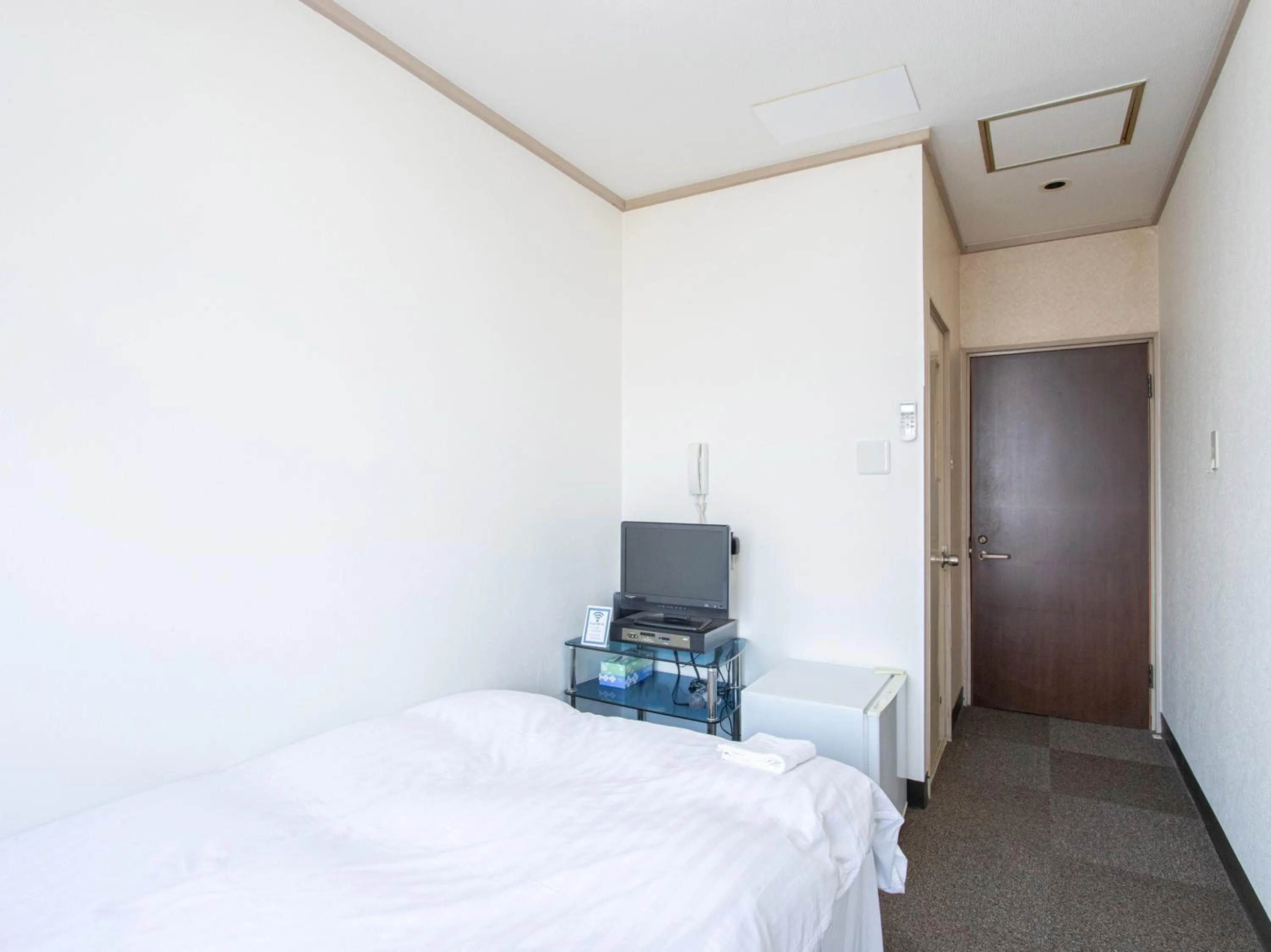 Photo of the whole room, Bed in HOTEL Tsuru Sendai