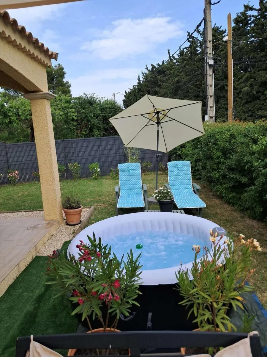 Patio, Swimming Pool in Chambre d'hôtes en provence avec Jacuzzi