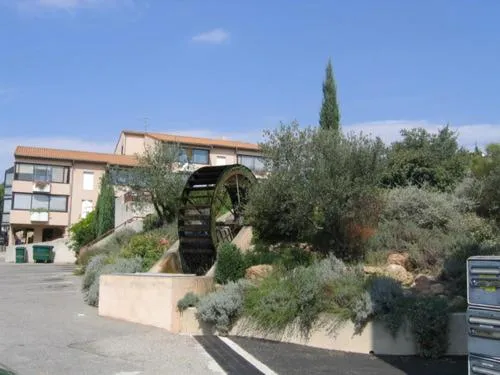 Nearby landmark, Property Building in Chambre d'hôtes en provence avec Jacuzzi