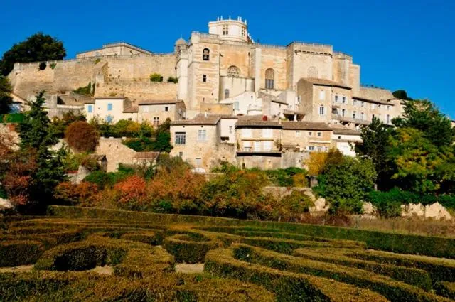 Nearby landmark, Property Building in Chambre d'hôtes en provence avec Jacuzzi