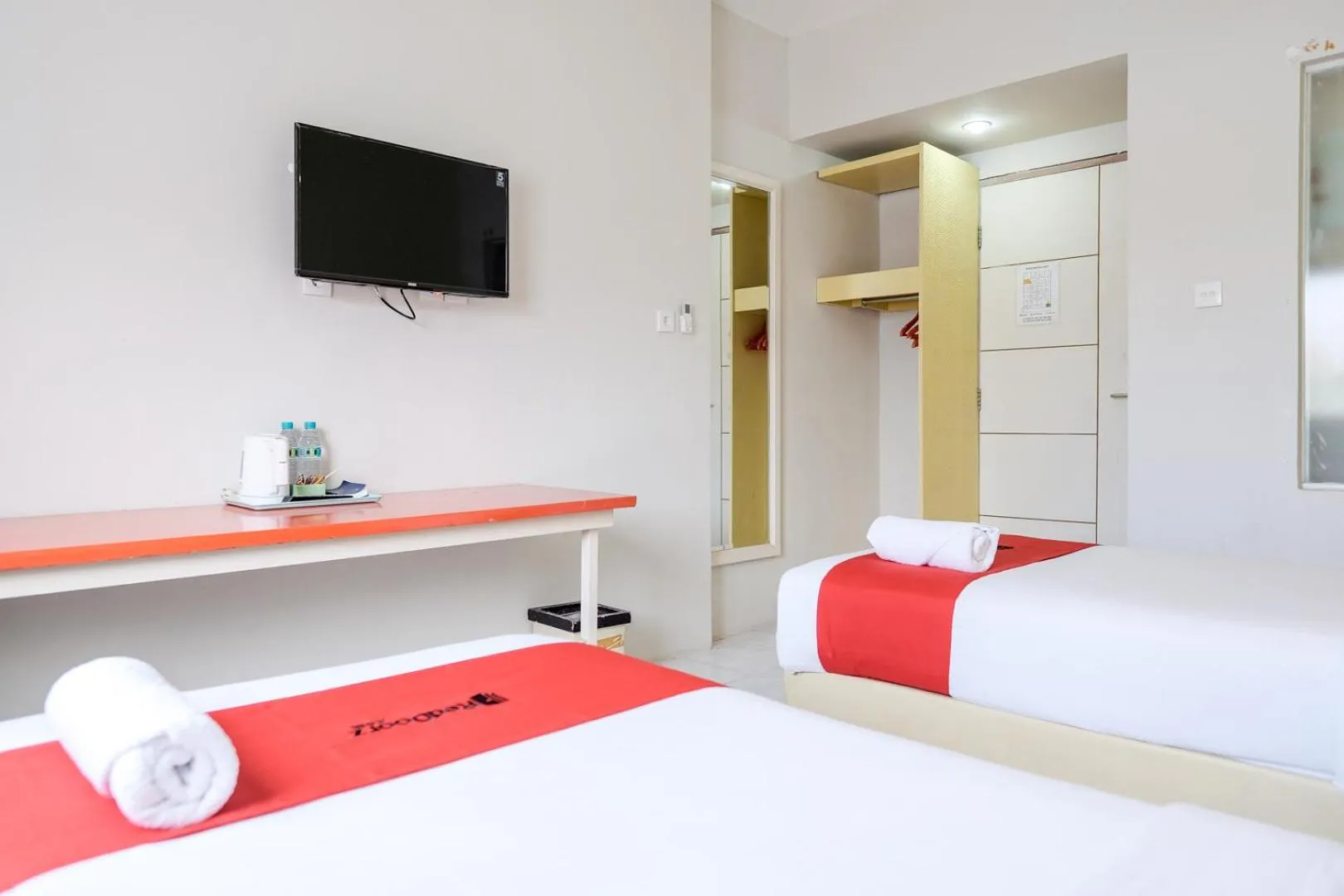 TV and multimedia, Bed in RedDoorz Plus at Sunrise Hotel Sanur