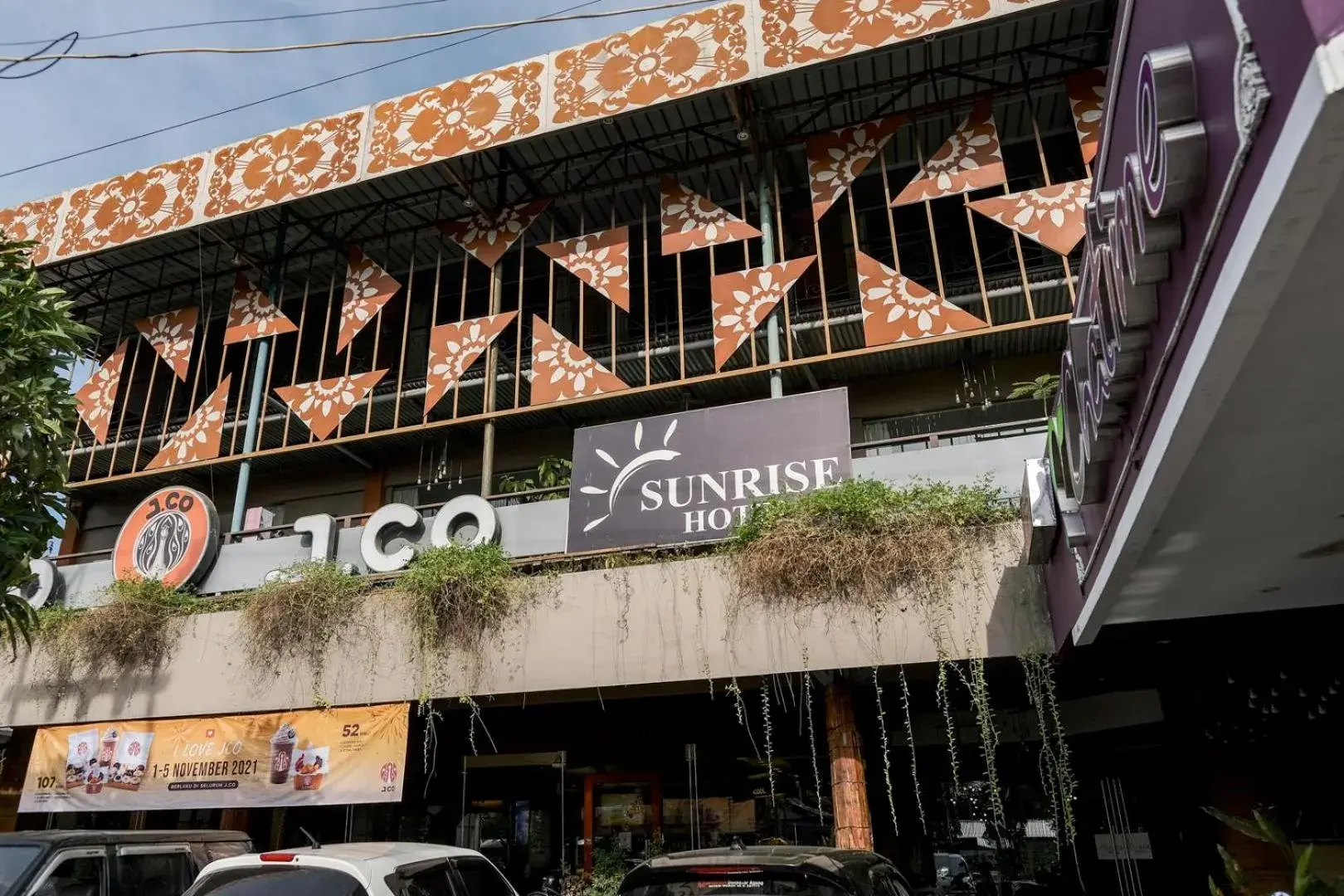 Property building in RedDoorz Plus at Sunrise Hotel Sanur Property building in RedDoorz Plus at Sunrise Hotel Sanur