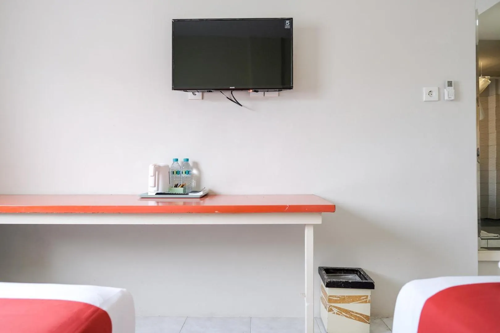 TV and multimedia in RedDoorz Plus at Sunrise Hotel Sanur