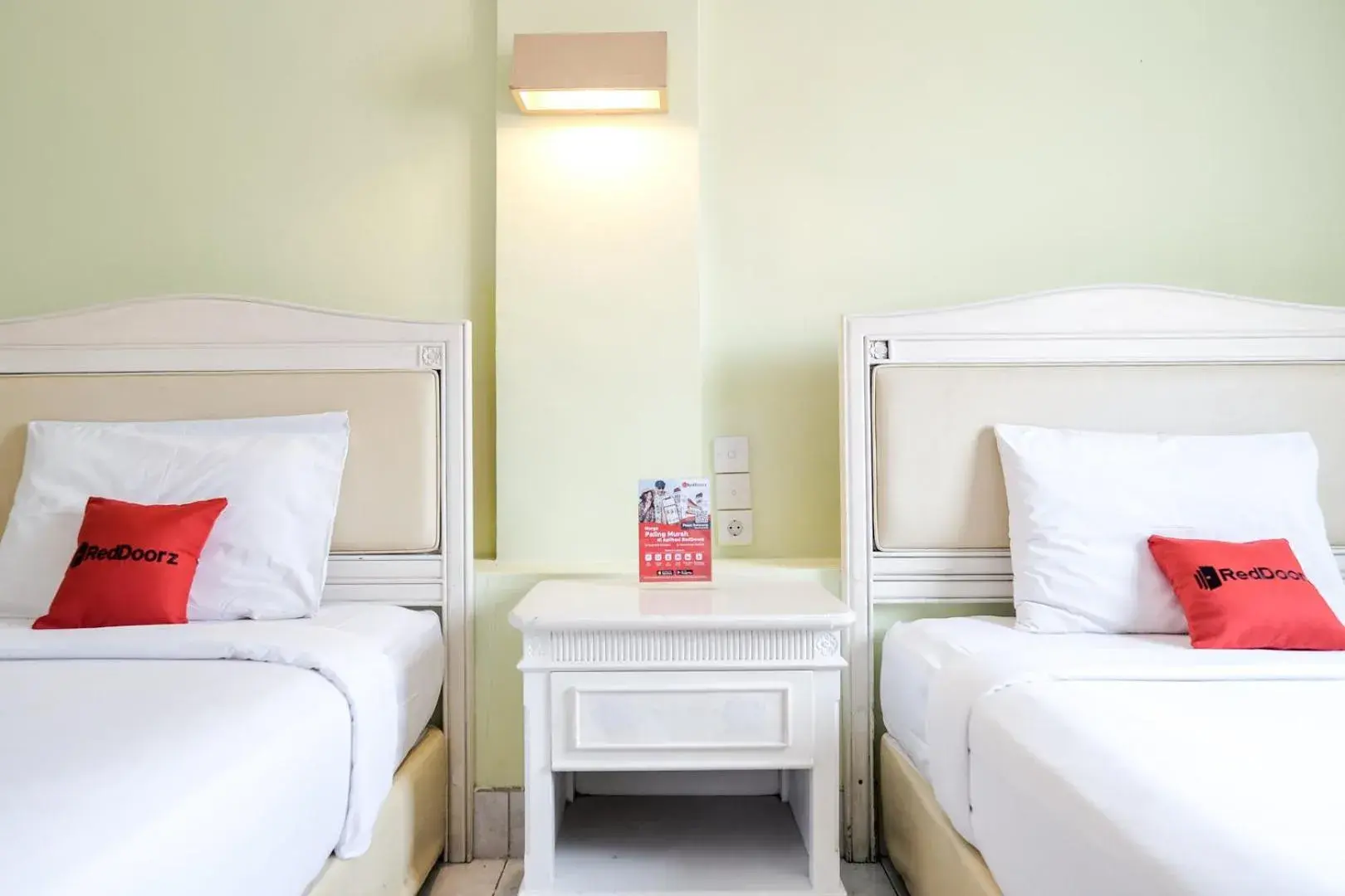 Standard Twin Room in RedDoorz Plus at Sunrise Hotel Sanur Standard Twin Room in RedDoorz Plus at Sunrise Hotel Sanur