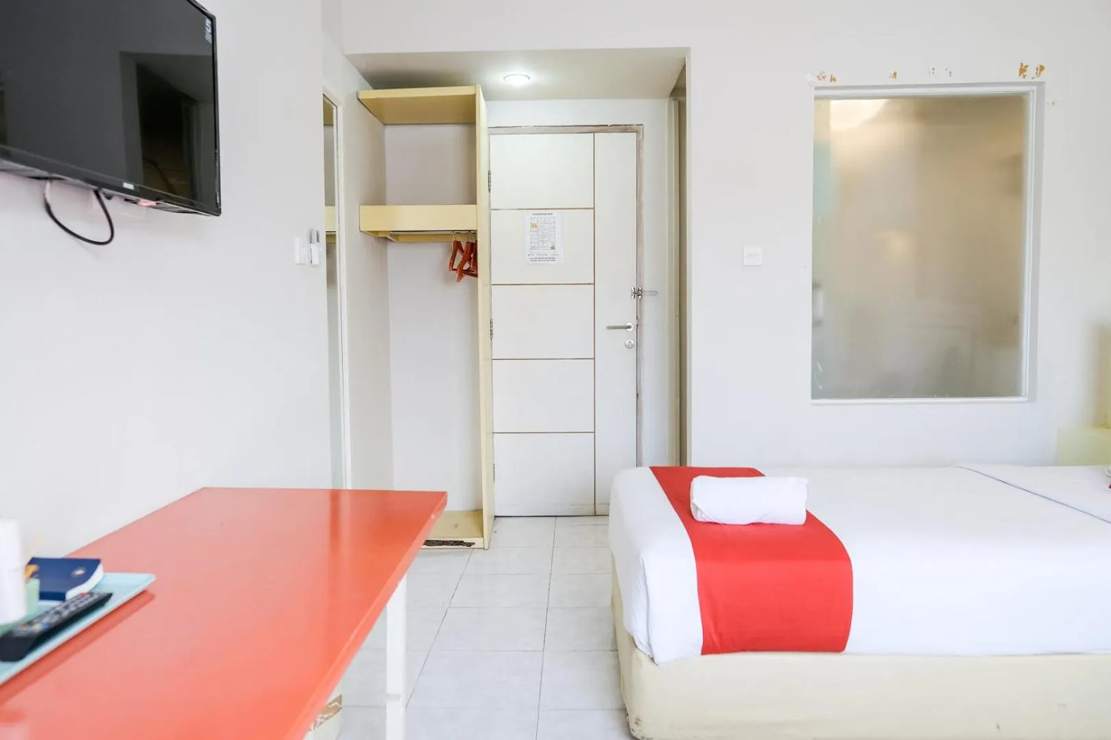 TV and multimedia, Bed in RedDoorz Plus at Sunrise Hotel Sanur