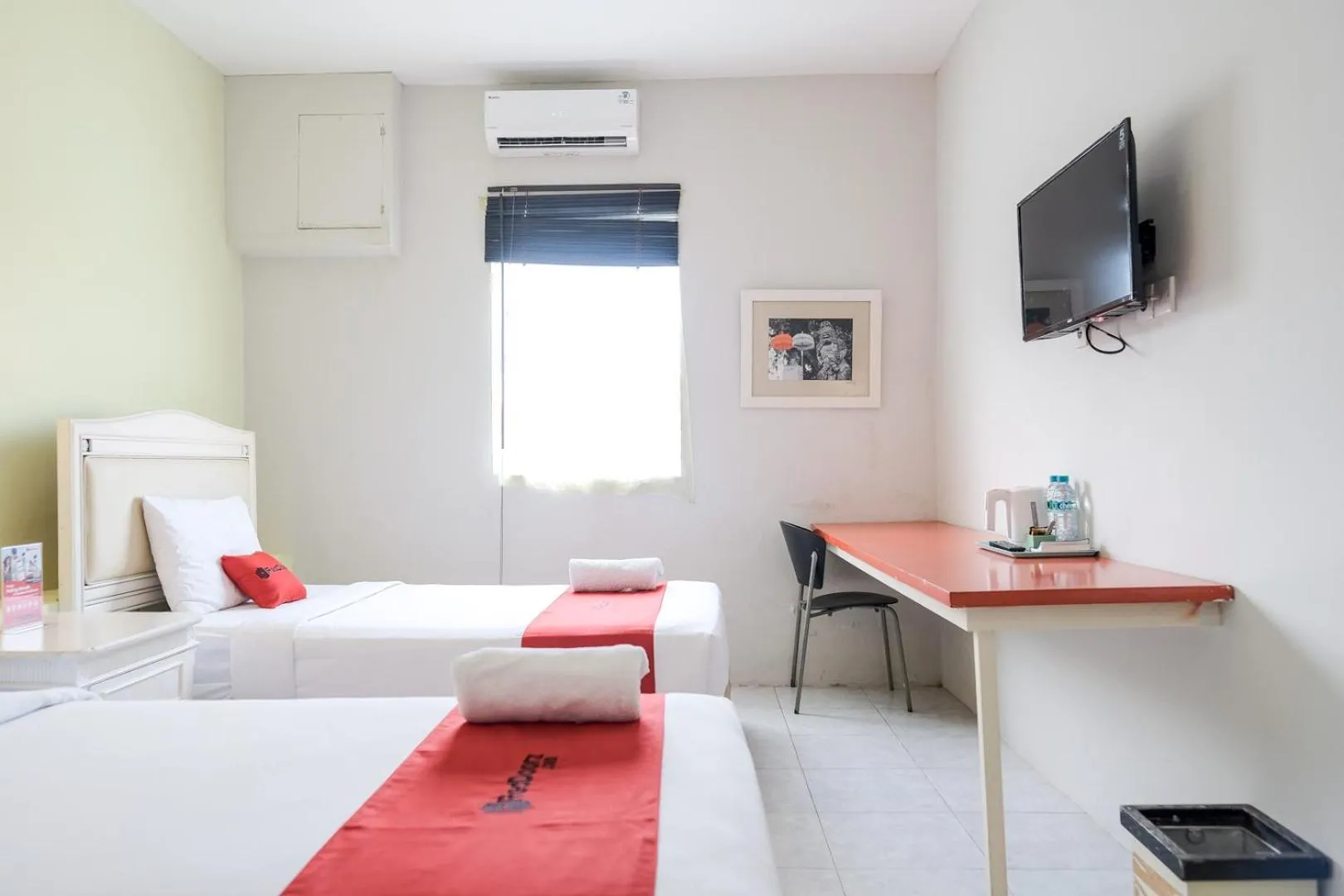 Bed in RedDoorz Plus at Sunrise Hotel Sanur