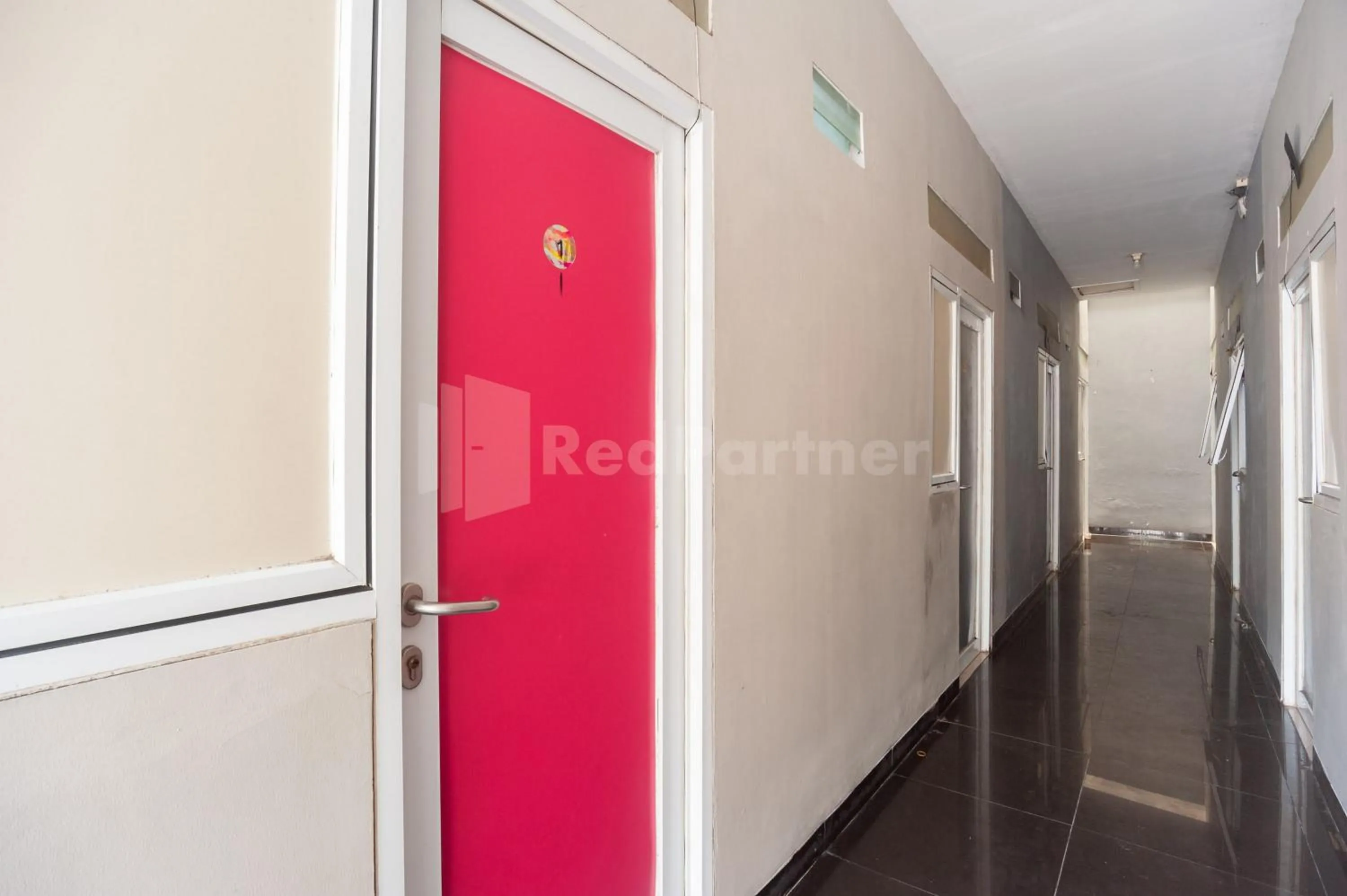 Property building in J&B Rooms Utan Kayu Jakarta Mitra RedDoorz