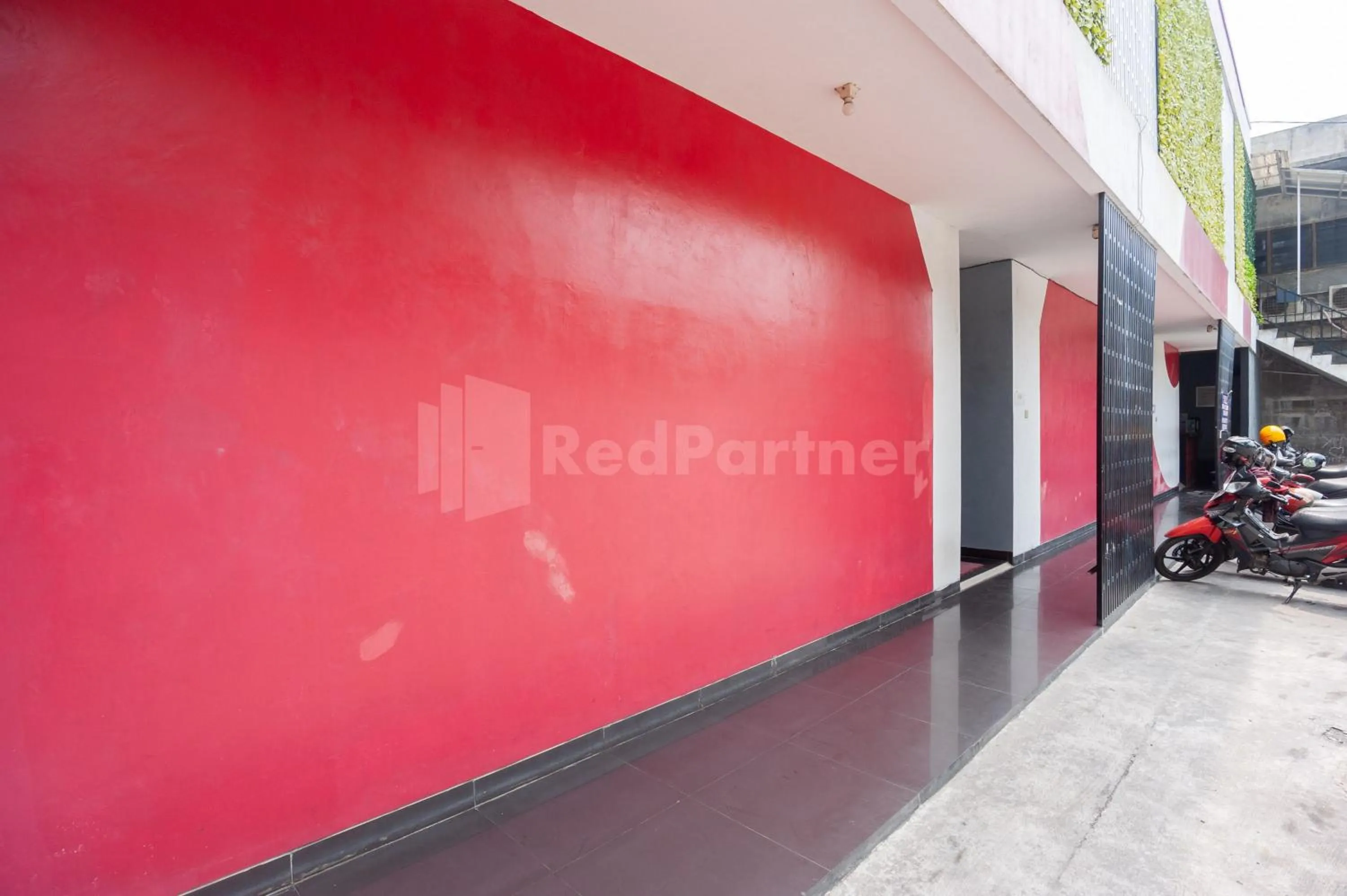 Parking in J&B Rooms Utan Kayu Jakarta Mitra RedDoorz