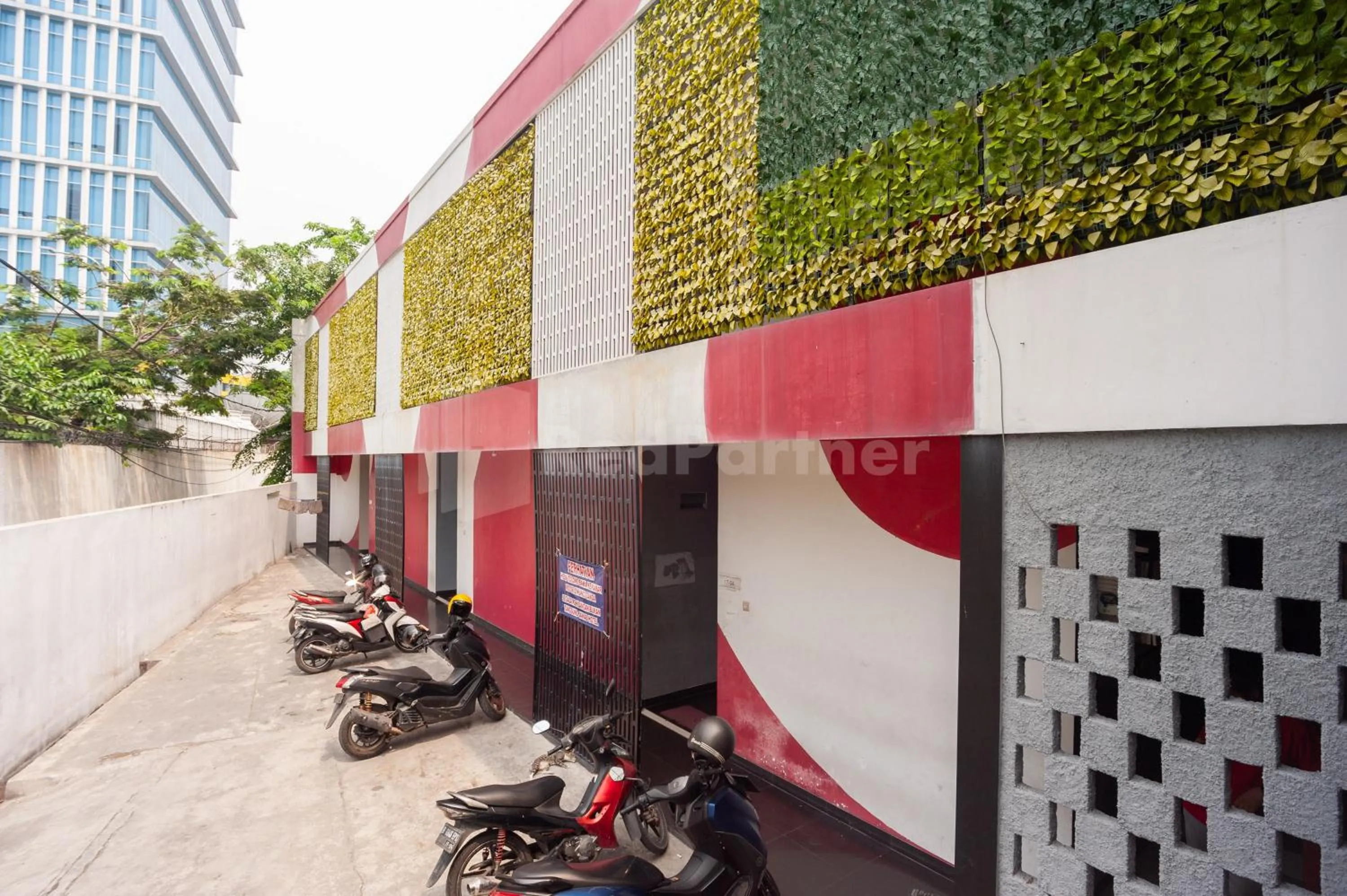 Property building in J&B Rooms Utan Kayu Jakarta Mitra RedDoorz