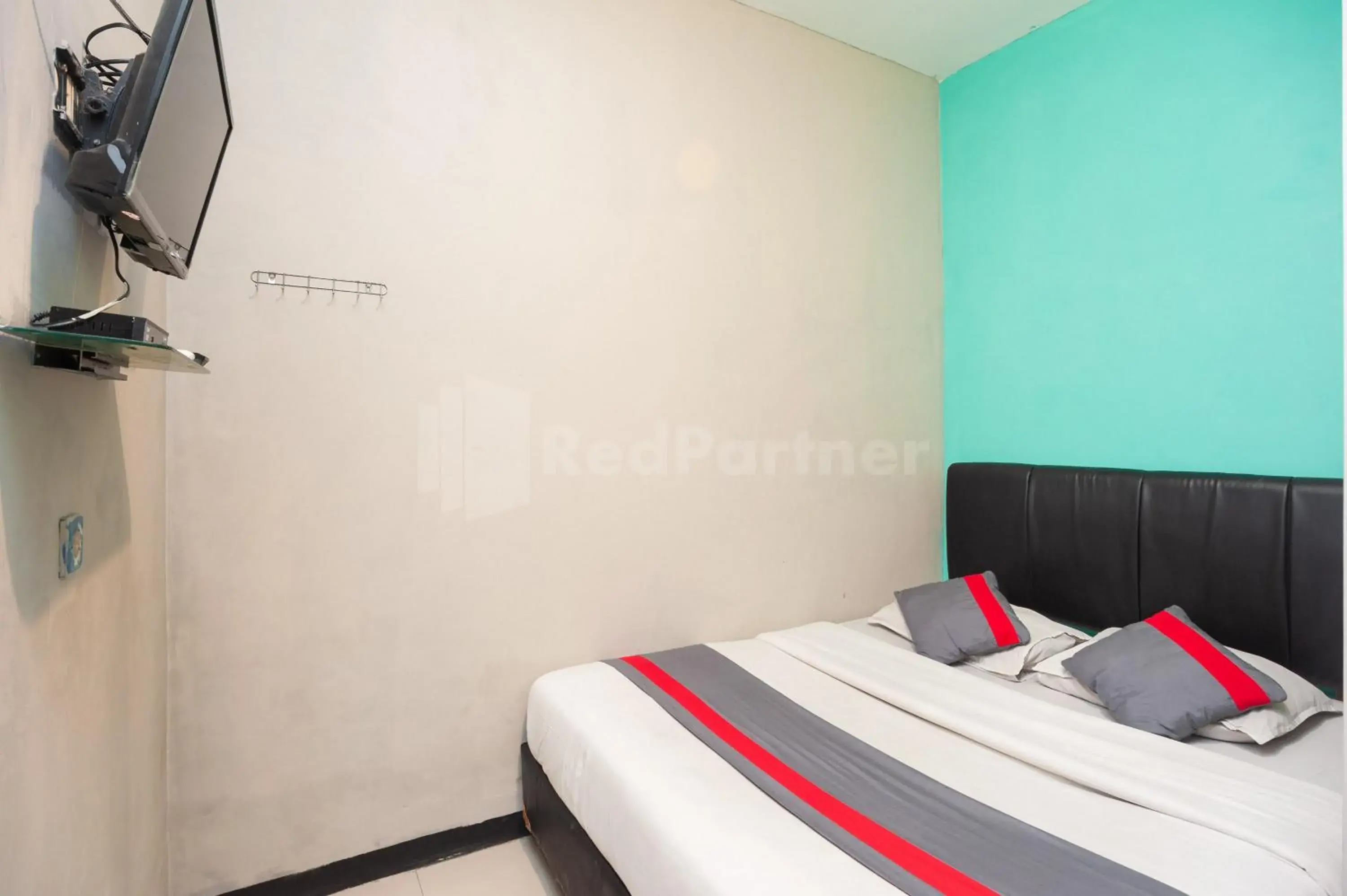Bed in J&B Rooms Utan Kayu Jakarta Mitra RedDoorz Bed in J&B Rooms Utan Kayu Jakarta Mitra RedDoorz