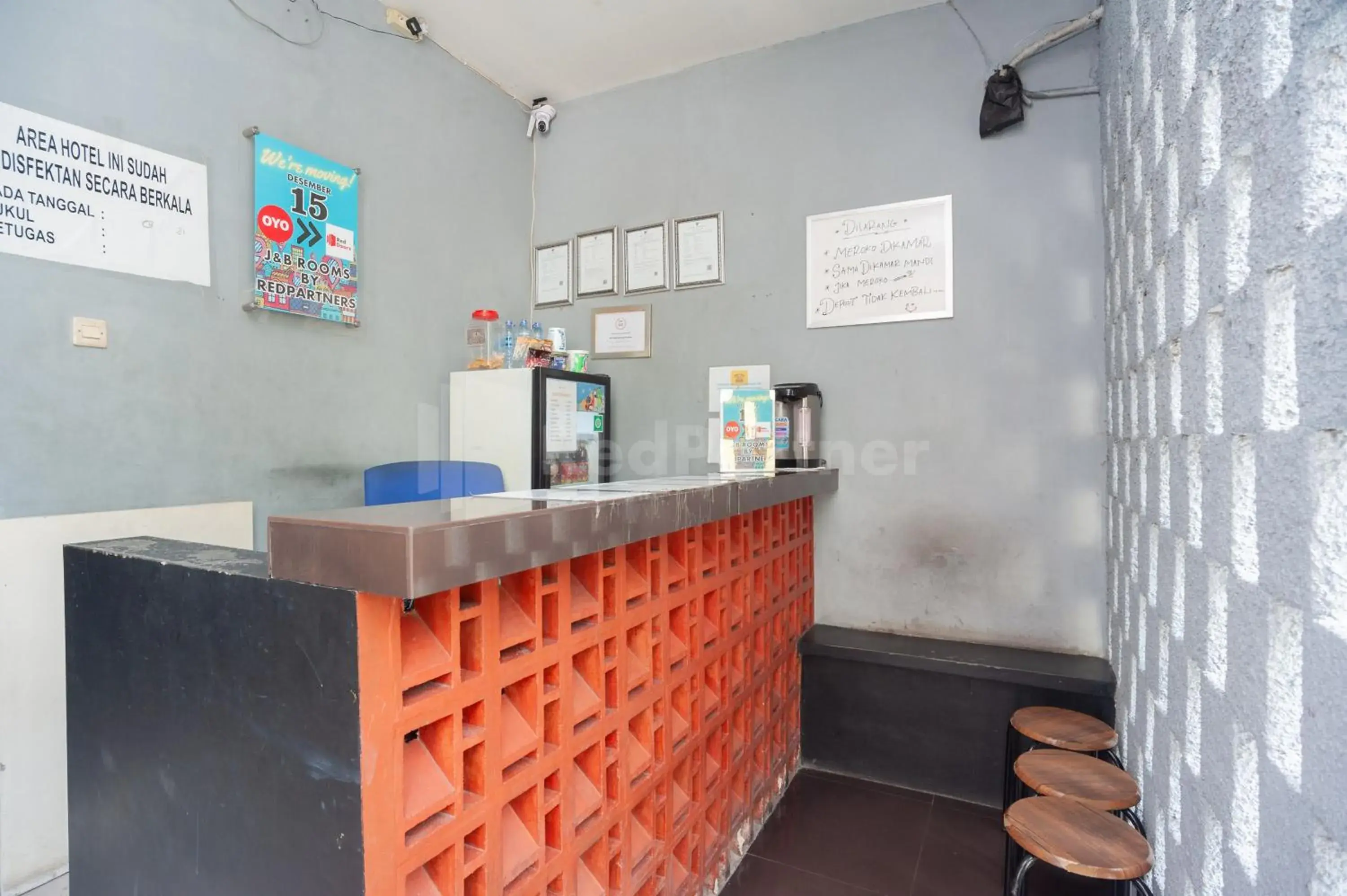 Lobby or reception in J&B Rooms Utan Kayu Jakarta Mitra RedDoorz Lobby or reception in J&B Rooms Utan Kayu Jakarta Mitra RedDoorz