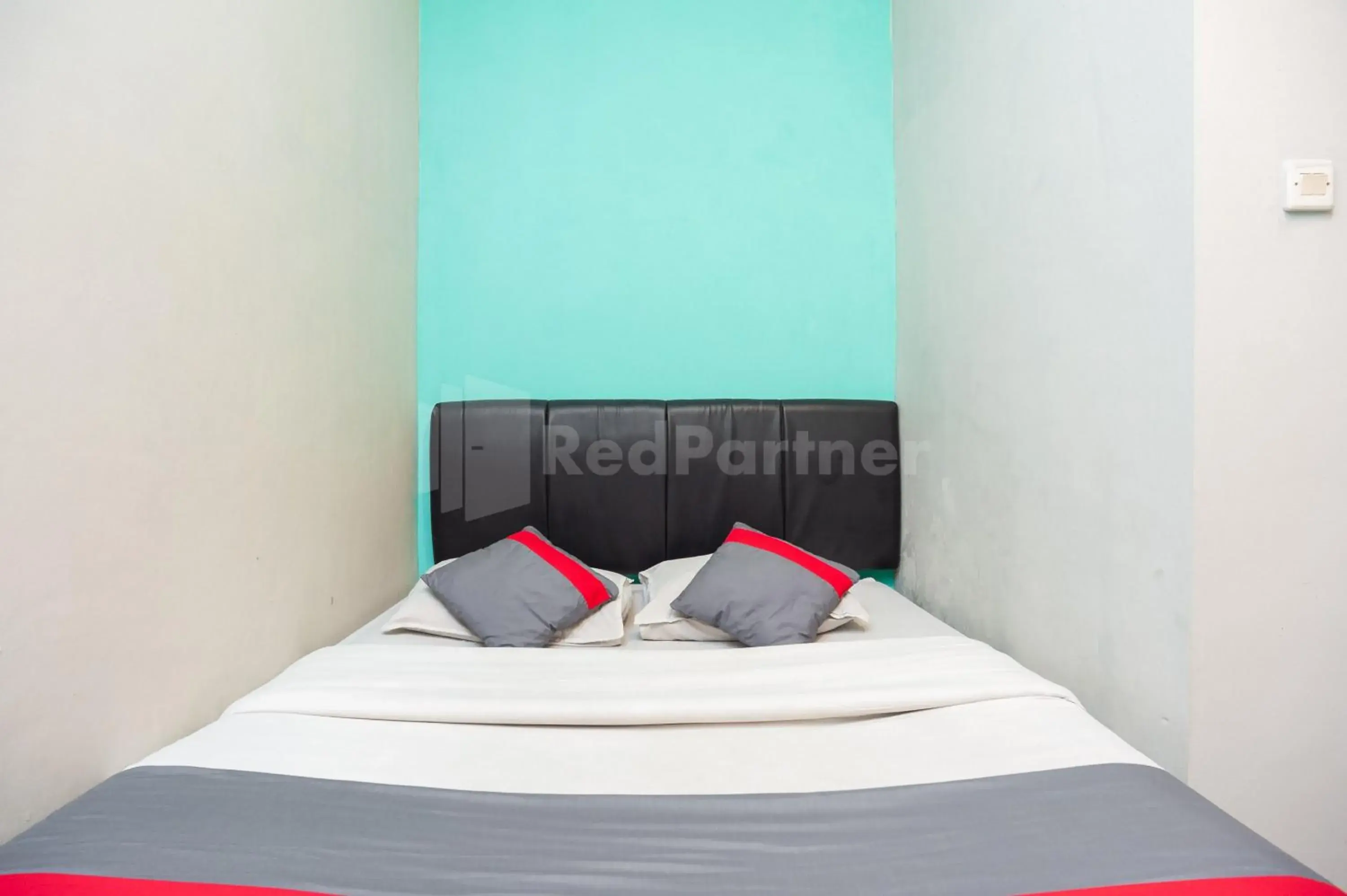 Bed in J&B Rooms Utan Kayu Jakarta Mitra RedDoorz Bed in J&B Rooms Utan Kayu Jakarta Mitra RedDoorz