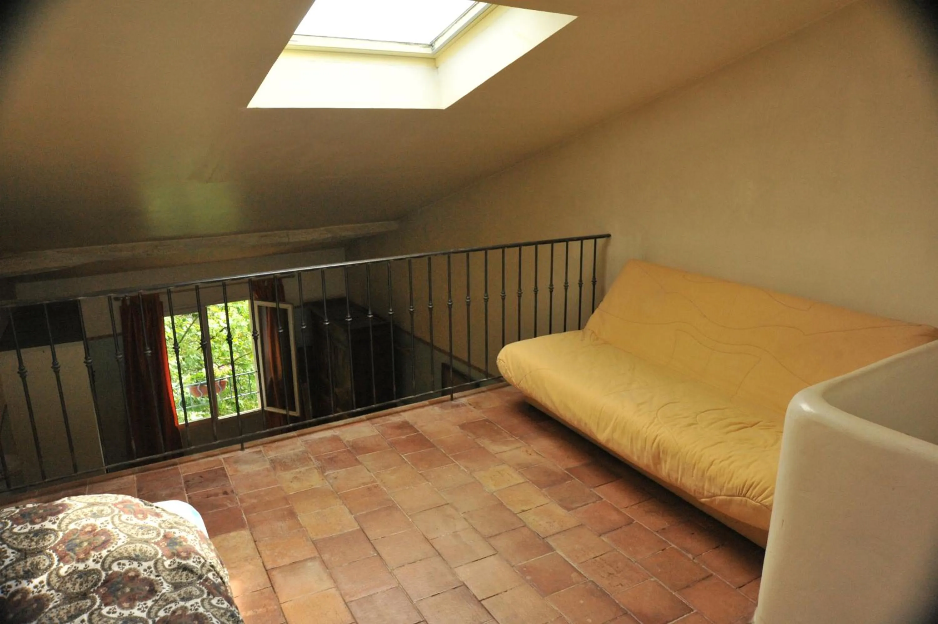 Decorative detail, Bed in Auberge de la Fontaine