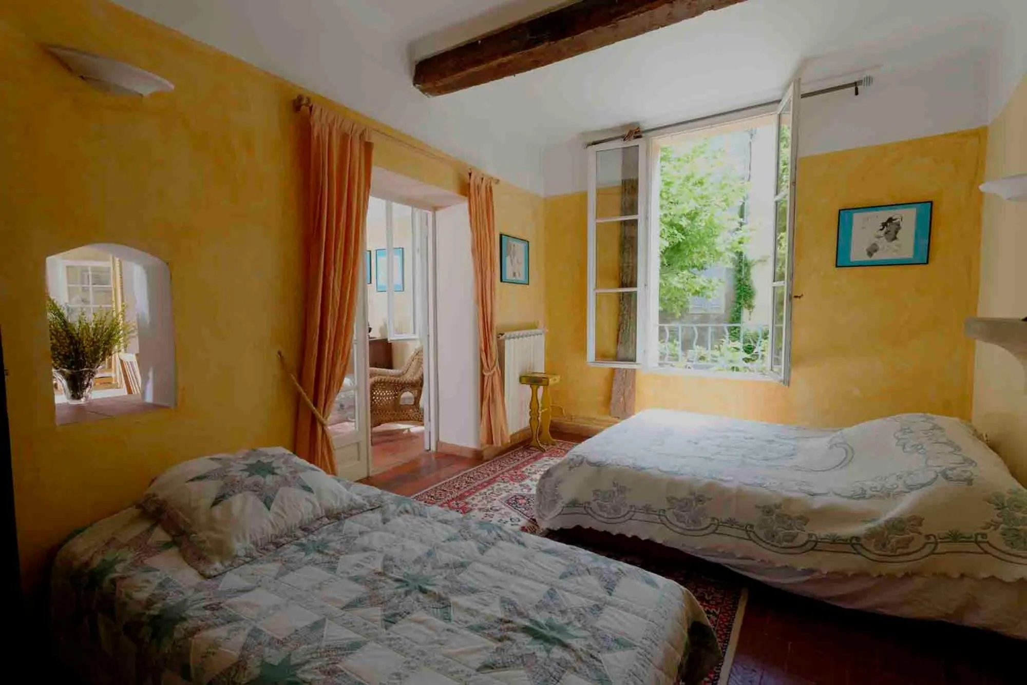 Bed in Auberge de la Fontaine