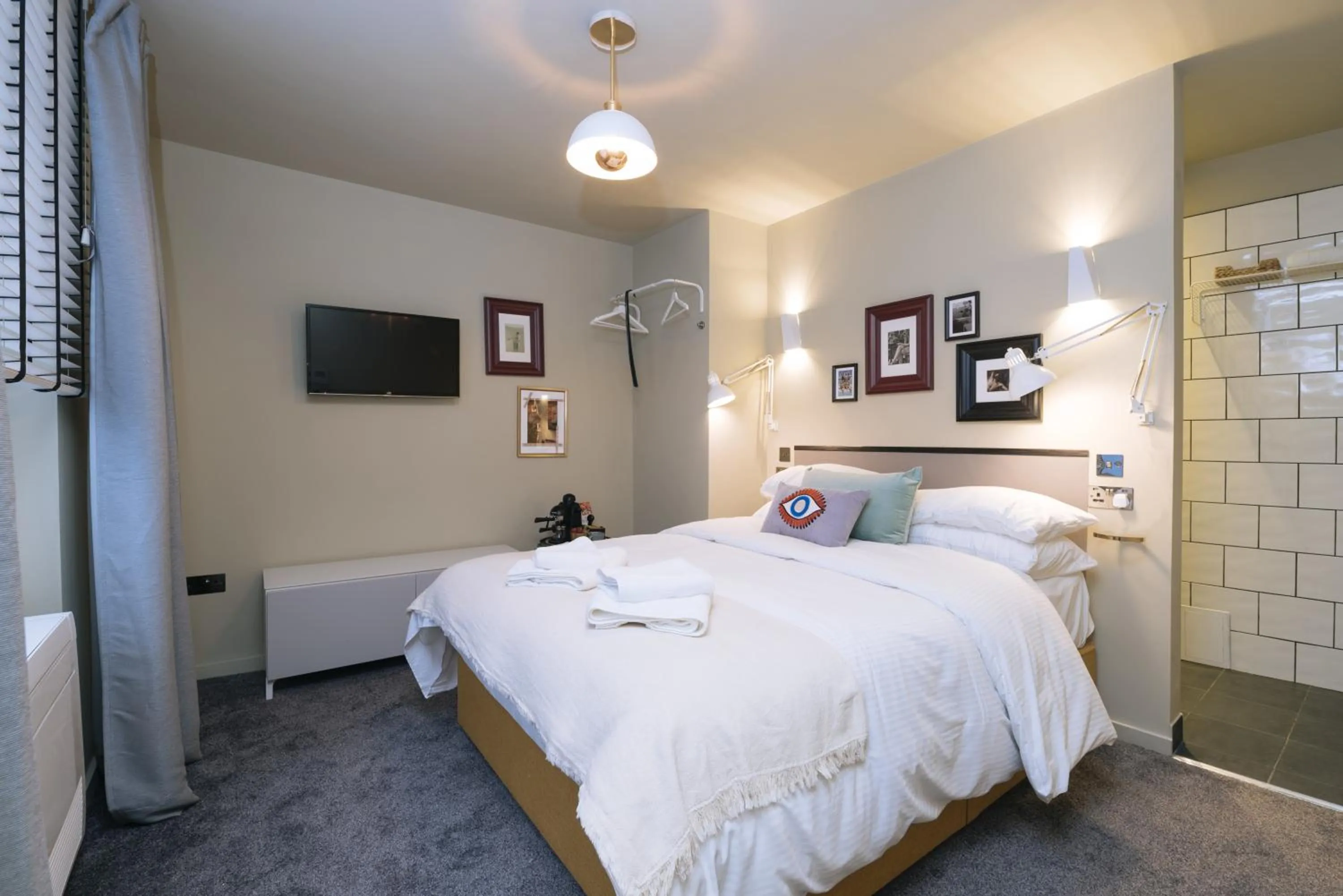 Bedroom, Bed in The Warwick By Nestor