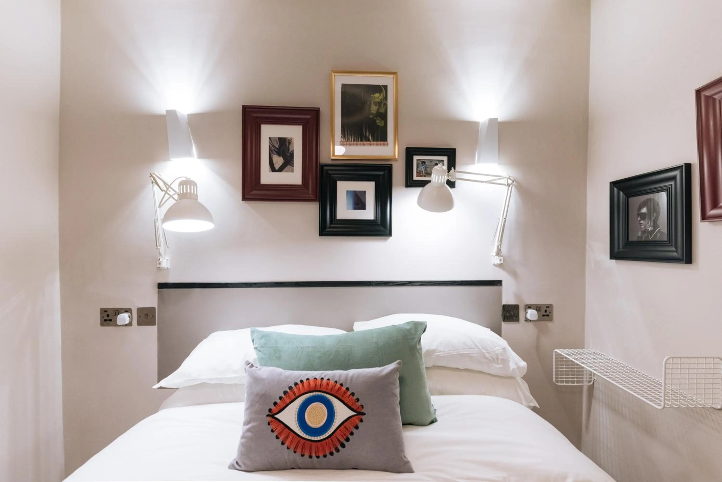 Bedroom, Bed in The Warwick By Nestor